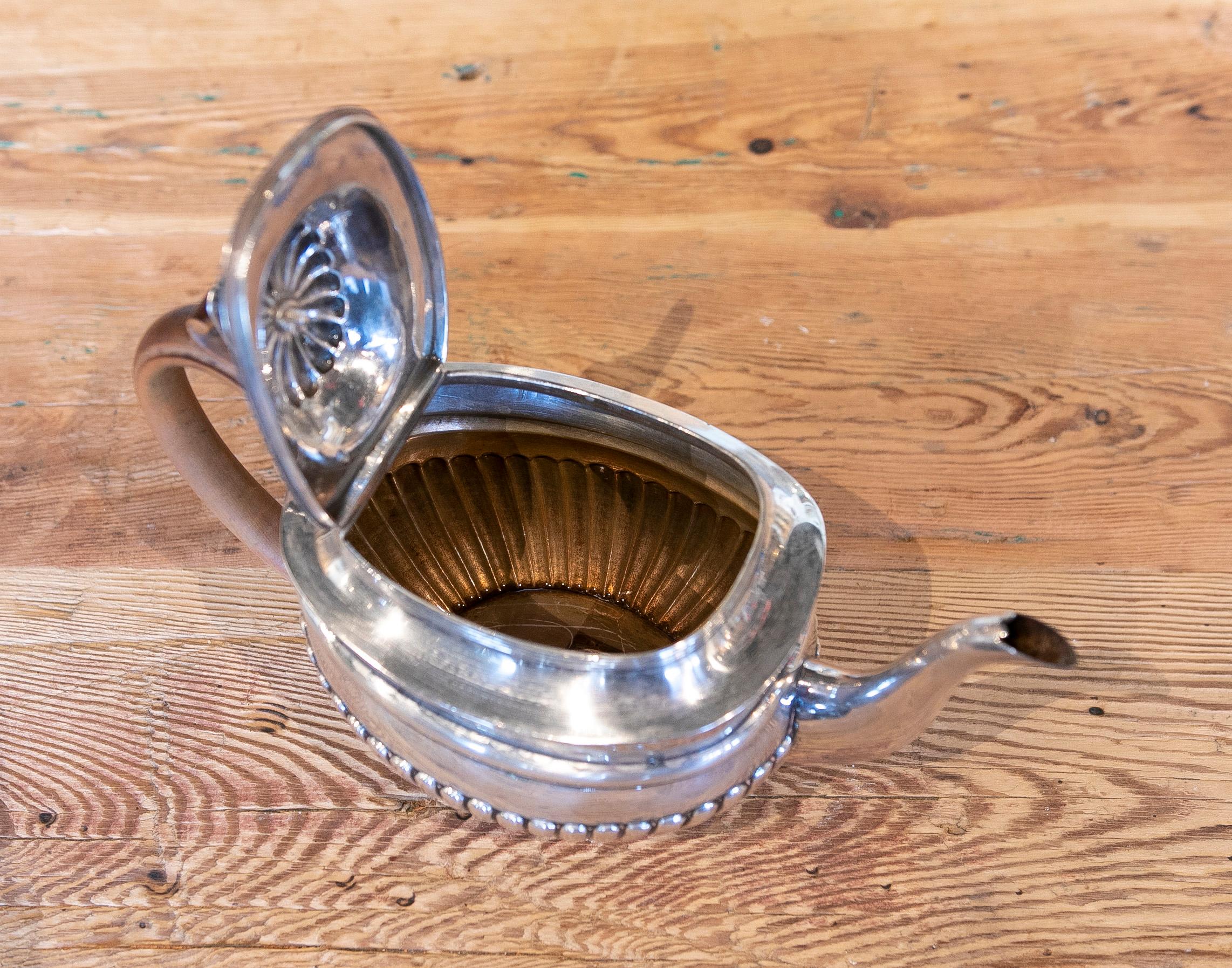 Englische Silber-Teekanne des 19. Jahrhunderts mit englischem Holzdeckel und Henkel im Angebot 6