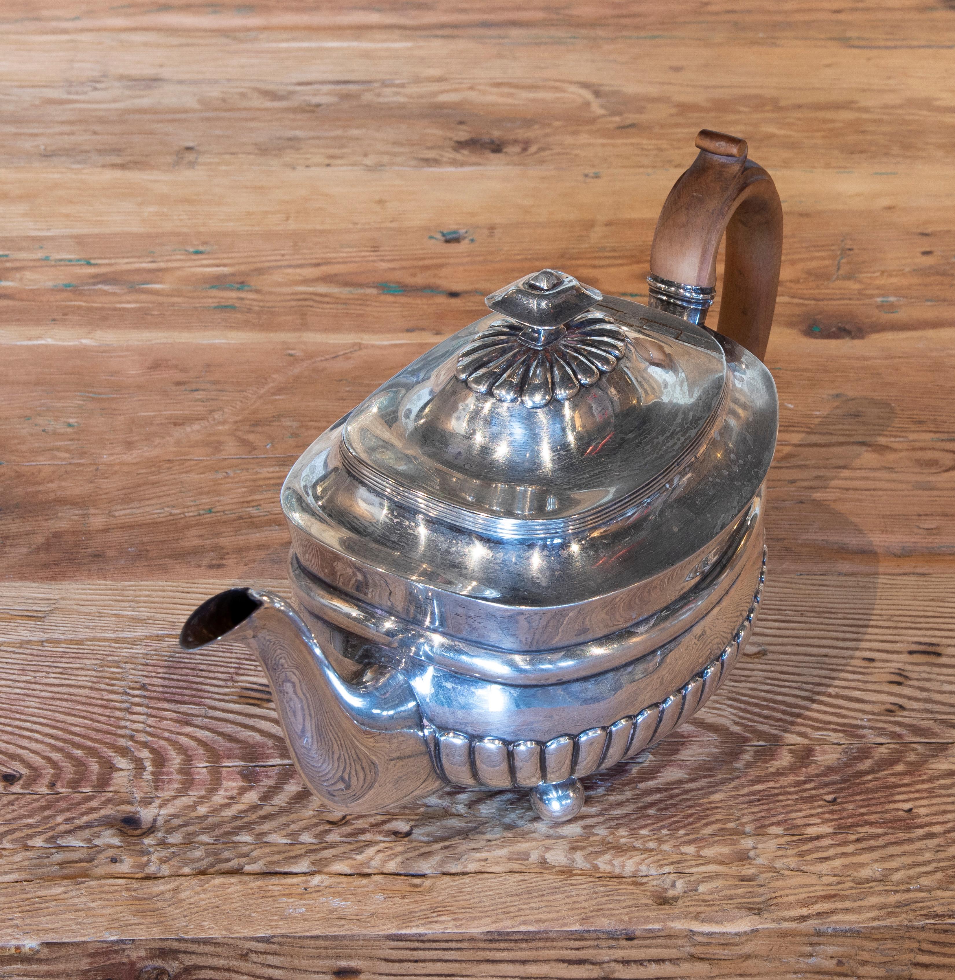 19th Century English Silver Teapot with English Wooden Lid and Handle In Good Condition For Sale In Marbella, ES