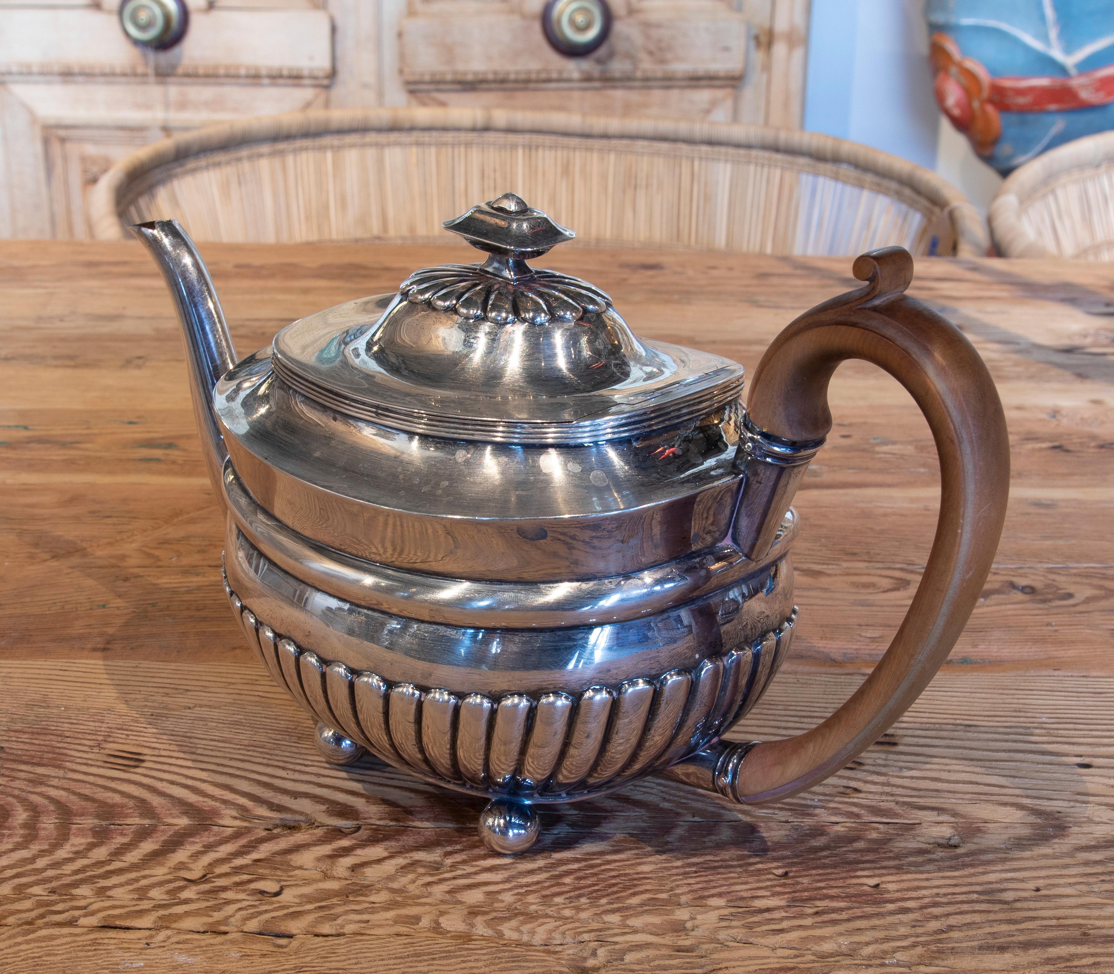 Englische Silber-Teekanne des 19. Jahrhunderts mit englischem Holzdeckel und Henkel (Frühes 20. Jahrhundert) im Angebot