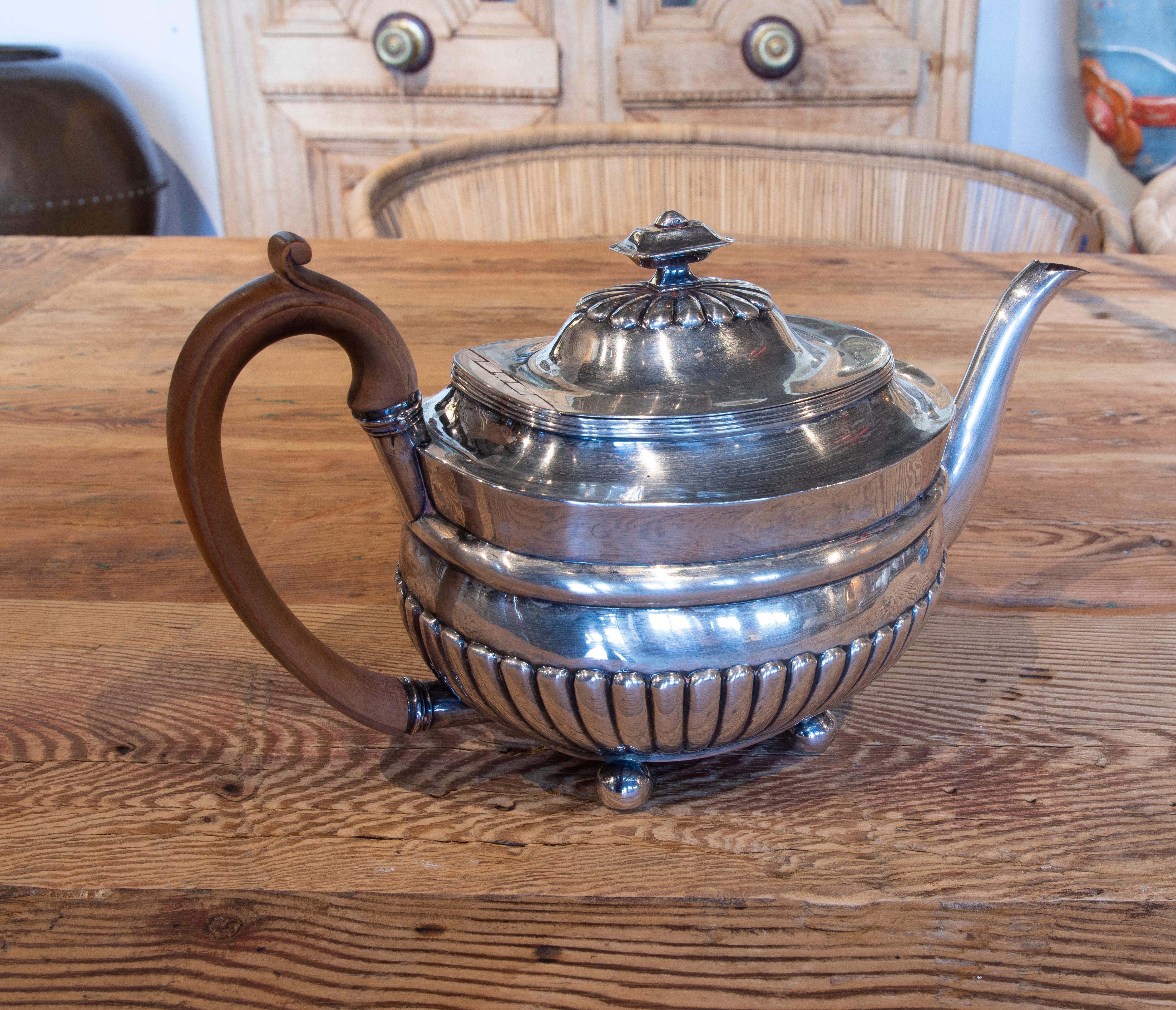 Englische Silber-Teekanne des 19. Jahrhunderts mit englischem Holzdeckel und Henkel im Angebot 1