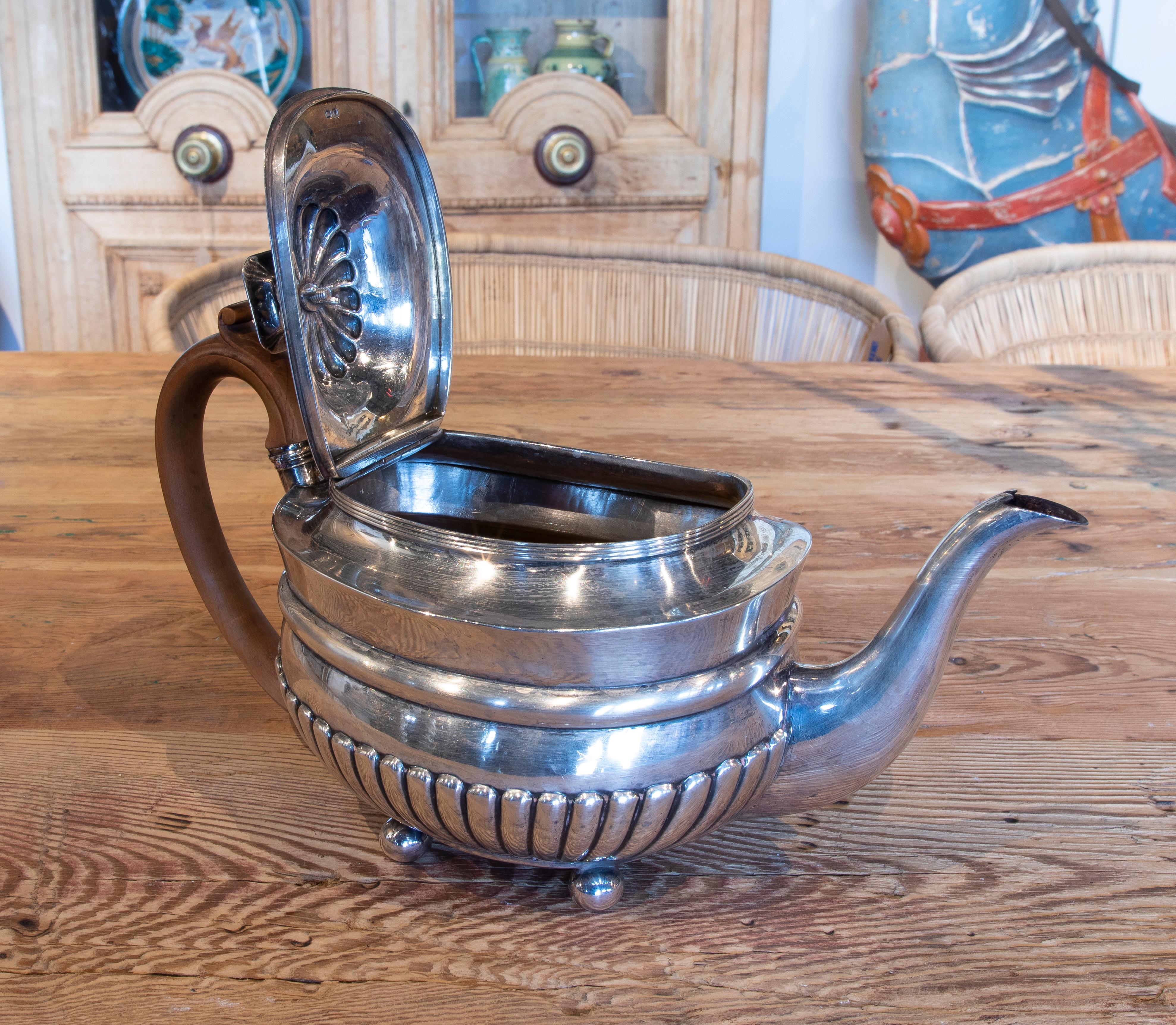 Englische Silber-Teekanne des 19. Jahrhunderts mit englischem Holzdeckel und Henkel im Angebot 2