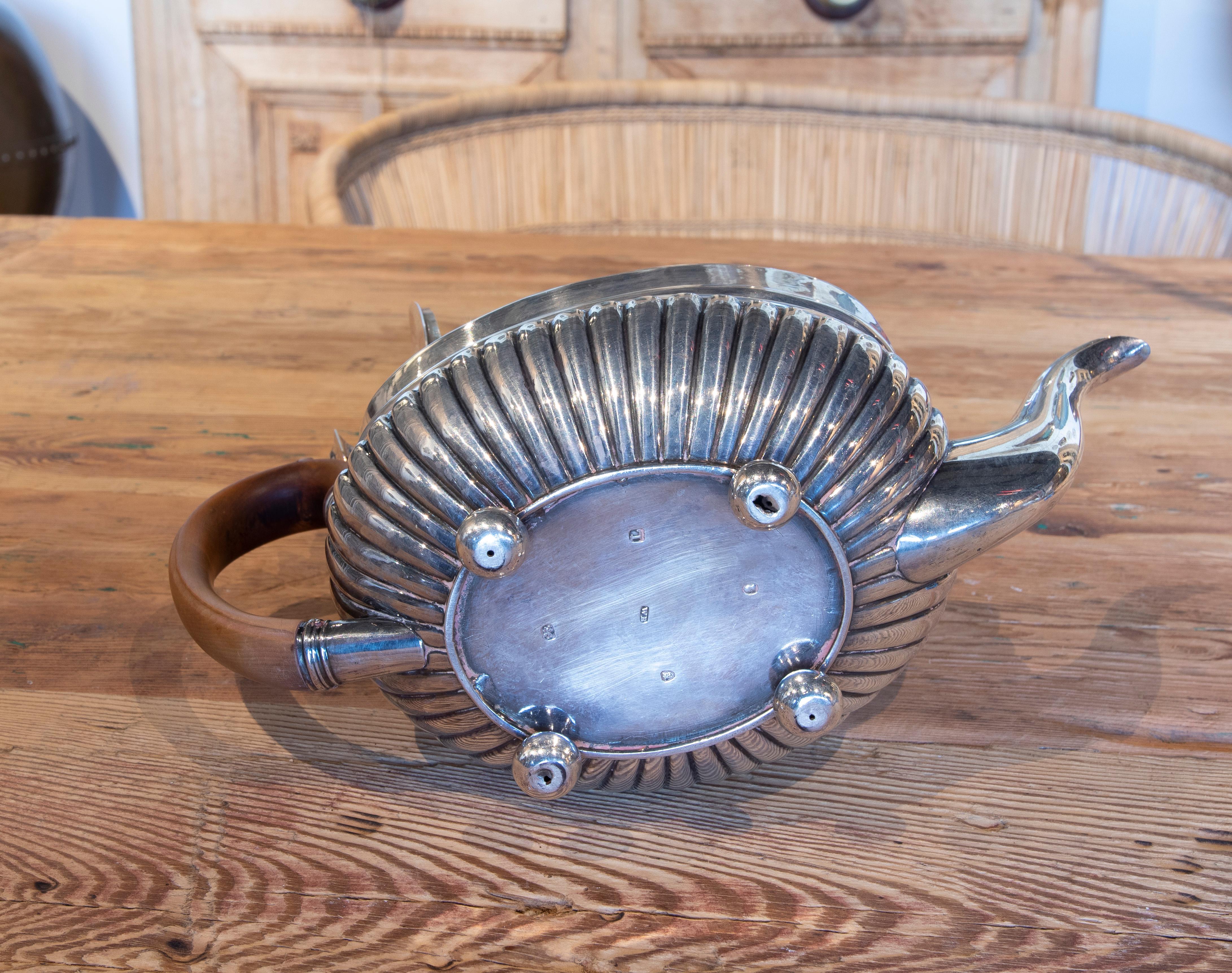 Englische Silber-Teekanne des 19. Jahrhunderts mit englischem Holzdeckel und Henkel im Angebot 3