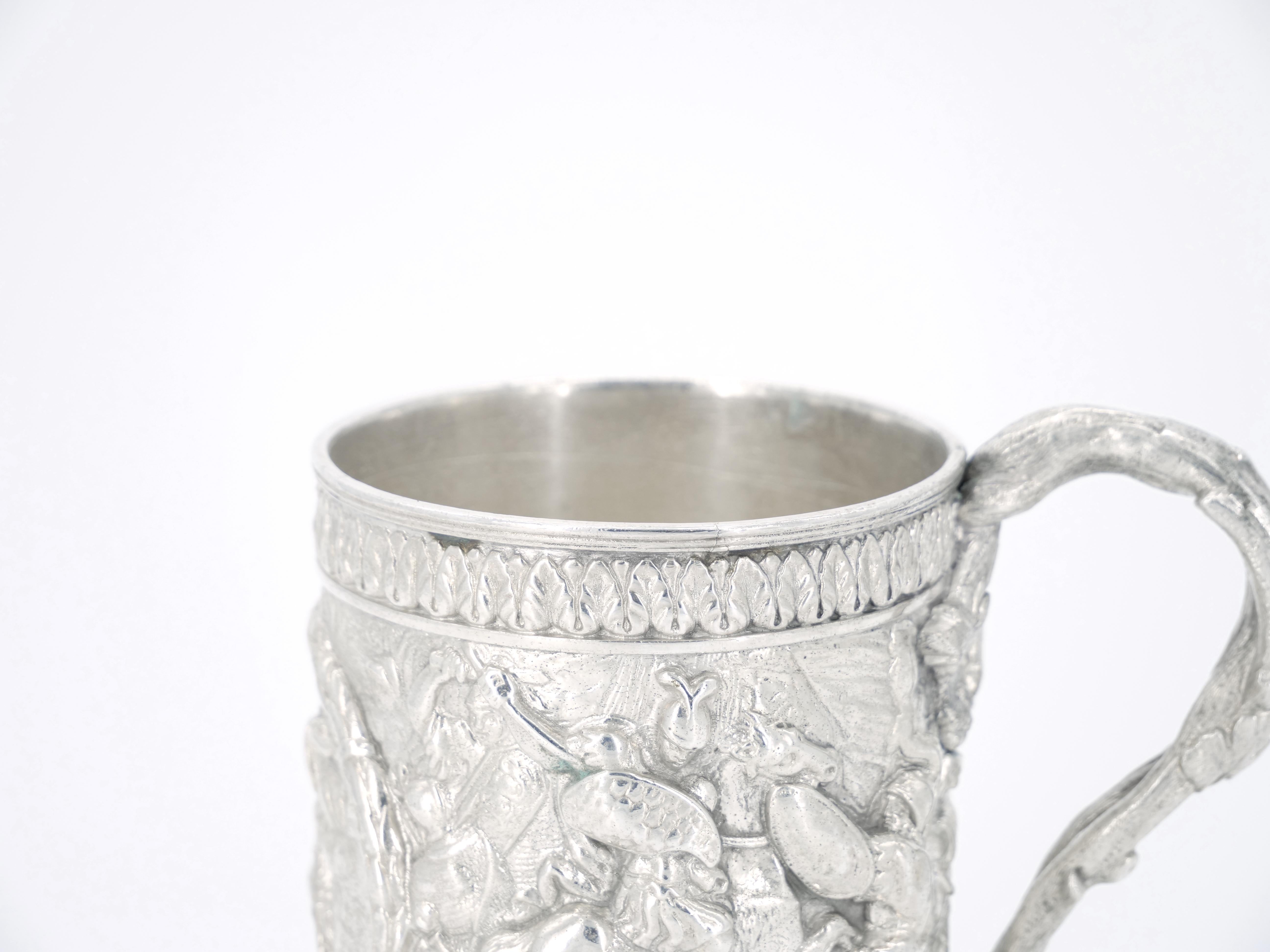 Anglais Tasse de bar en métal argenté du 19ème siècle représentant des chevaliers en bataille en vente