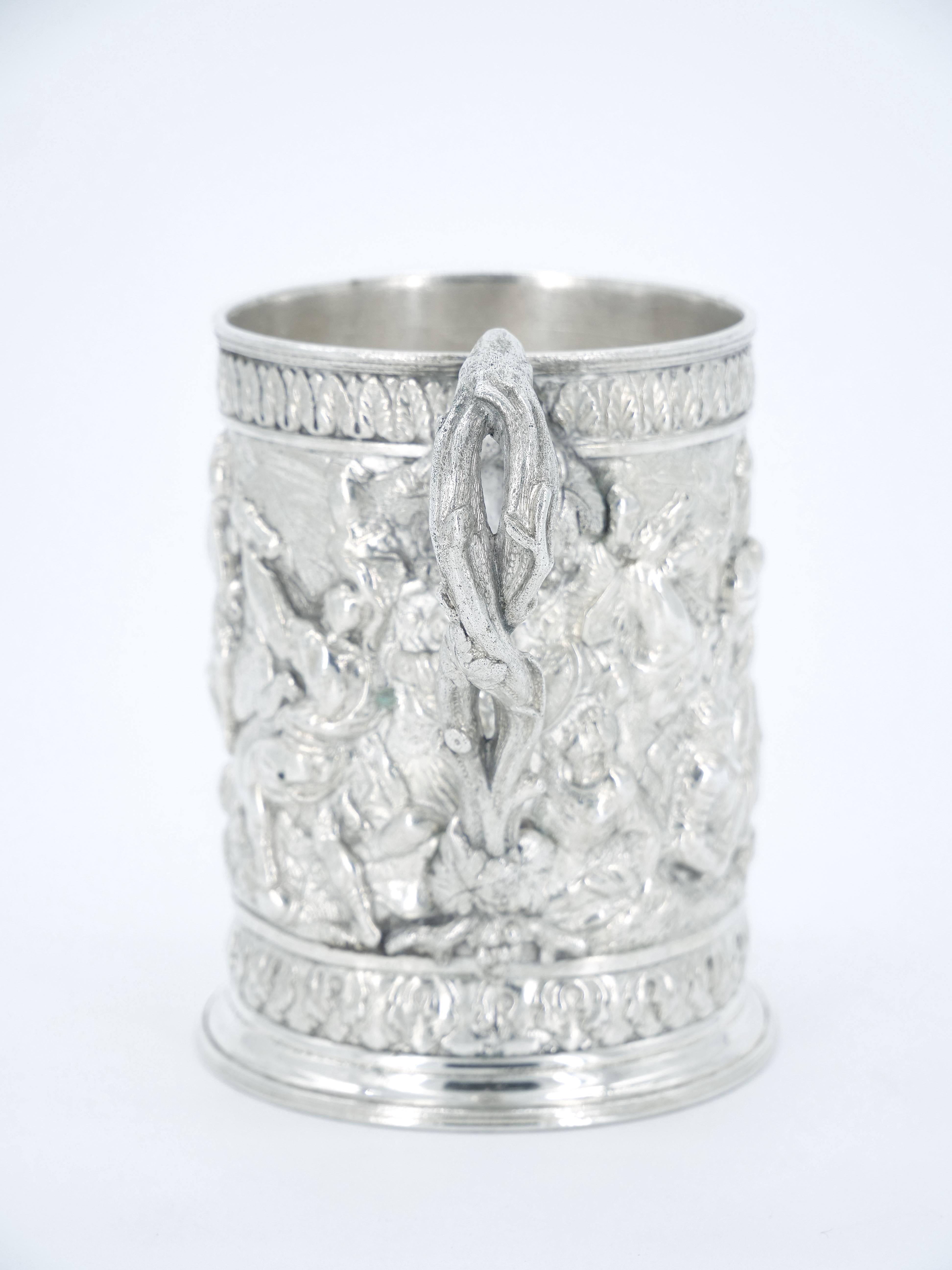 Plaqué argent Tasse de bar en métal argenté du 19ème siècle représentant des chevaliers en bataille en vente