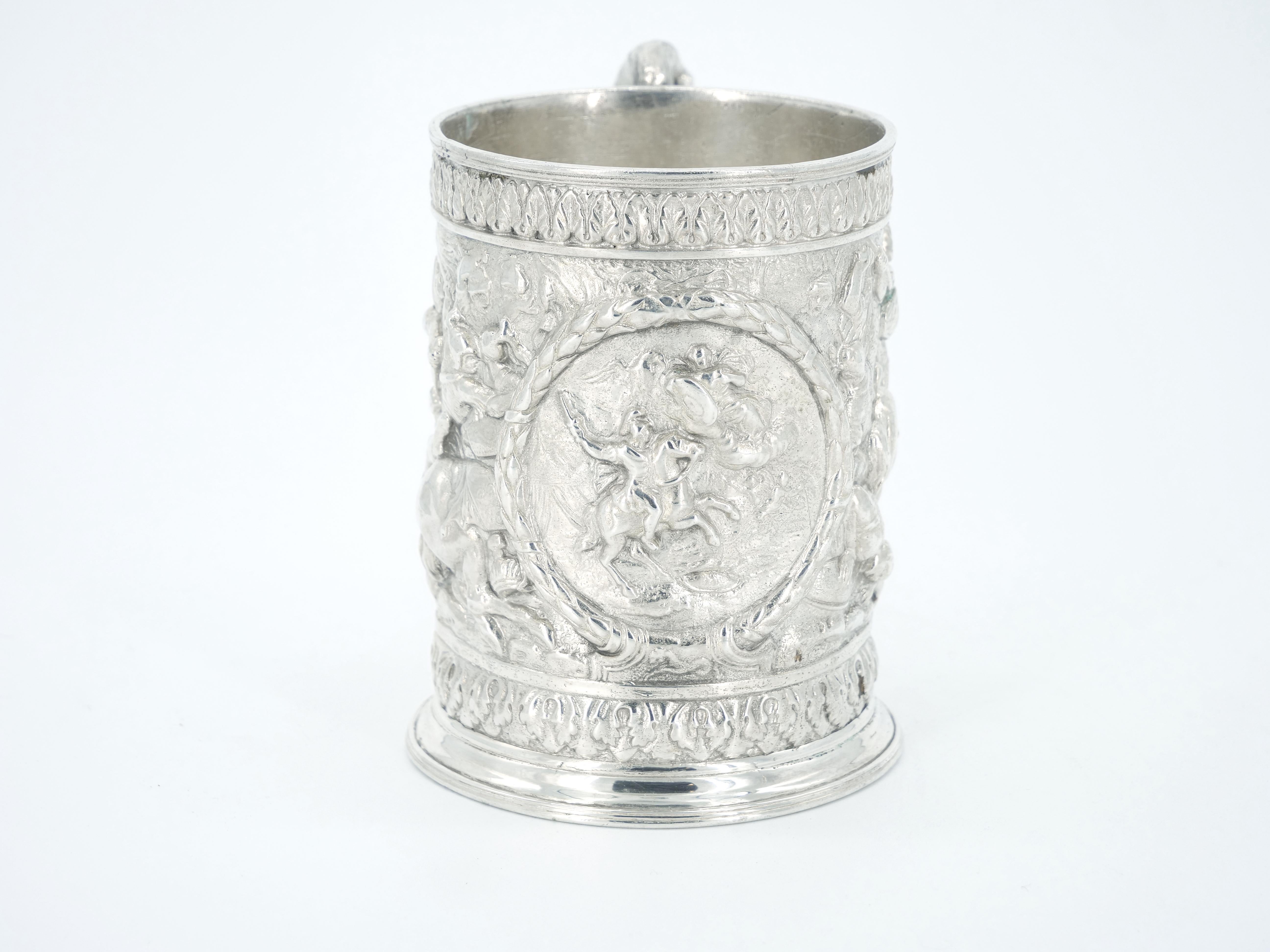 Tasse de bar en métal argenté du 19ème siècle représentant des chevaliers en bataille en vente 1