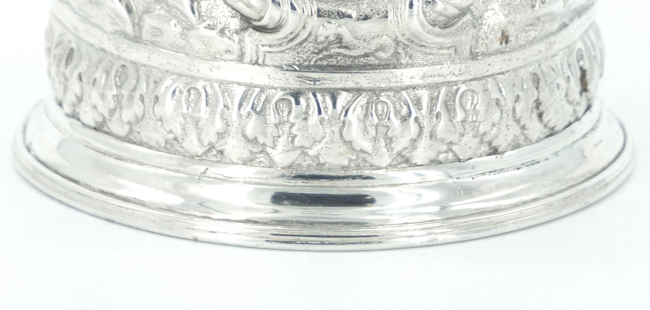 Tasse de bar en métal argenté du 19ème siècle représentant des chevaliers en bataille en vente 2