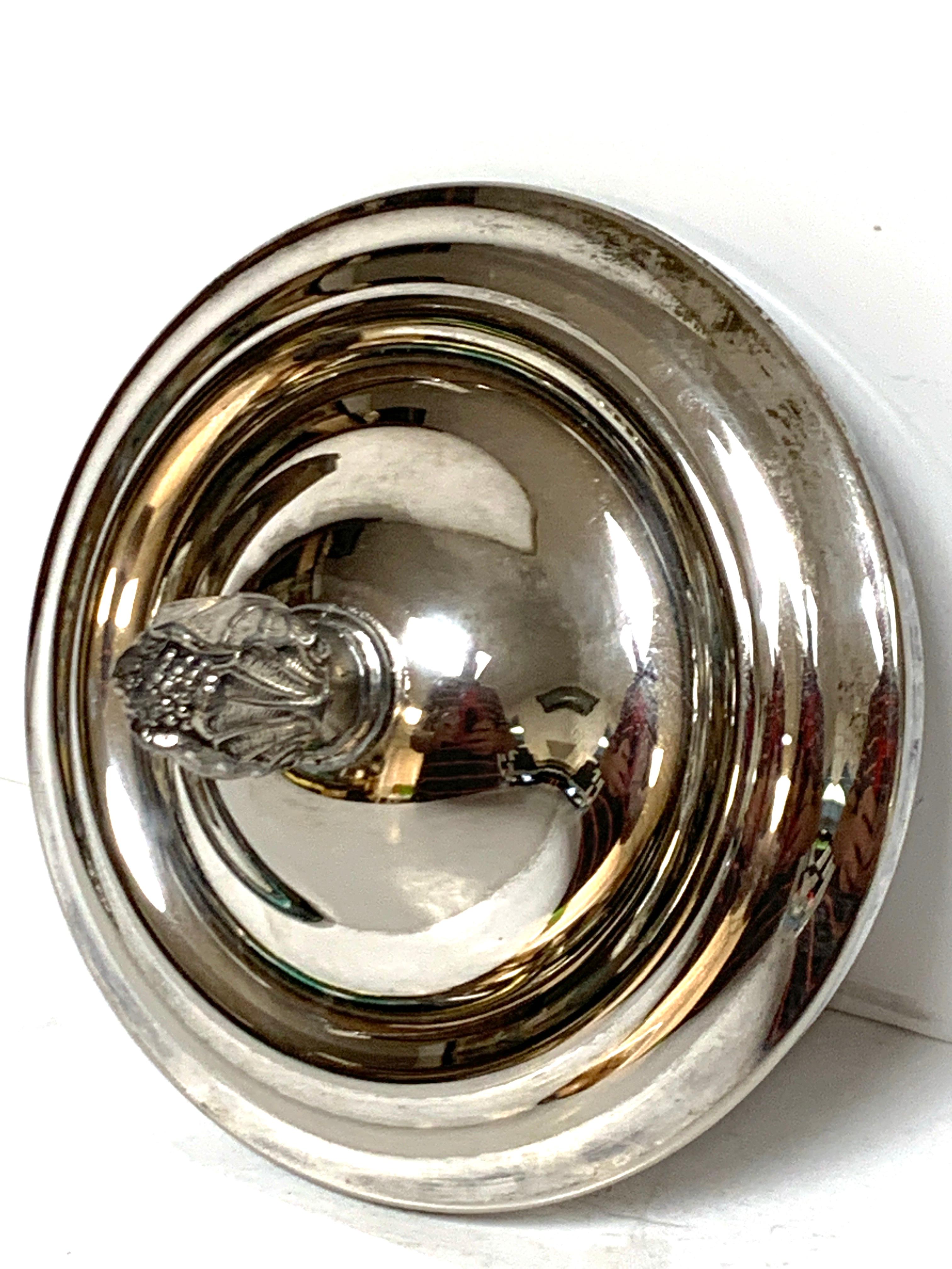 Inglese Scatola per uova di struzzo inglese del XIX secolo placcata in argento attribuita a Elkington & Co. in vendita