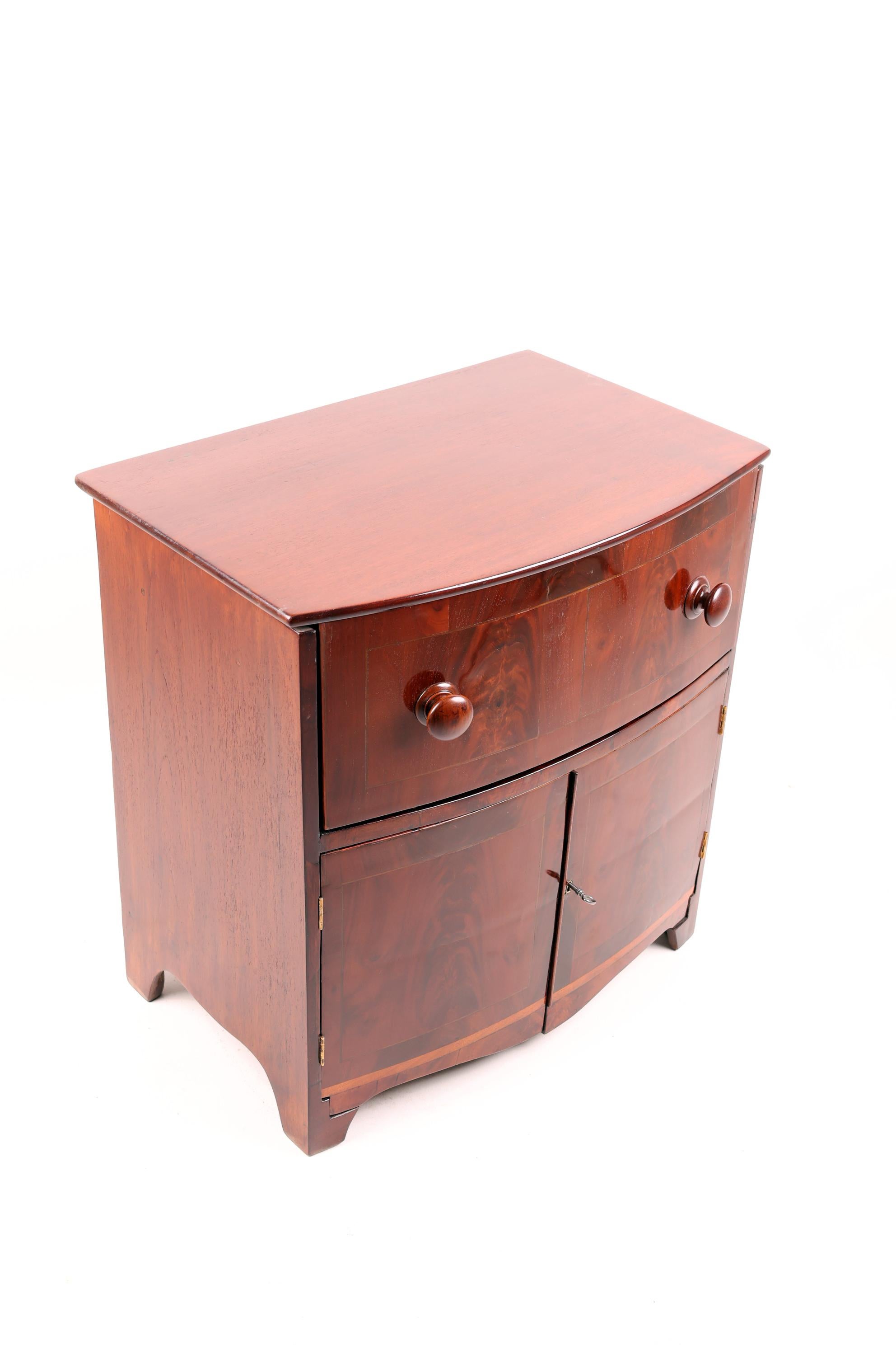Poli Petit meuble de rangement ou mini-armoire de bar anglais du 19ème siècle en vente