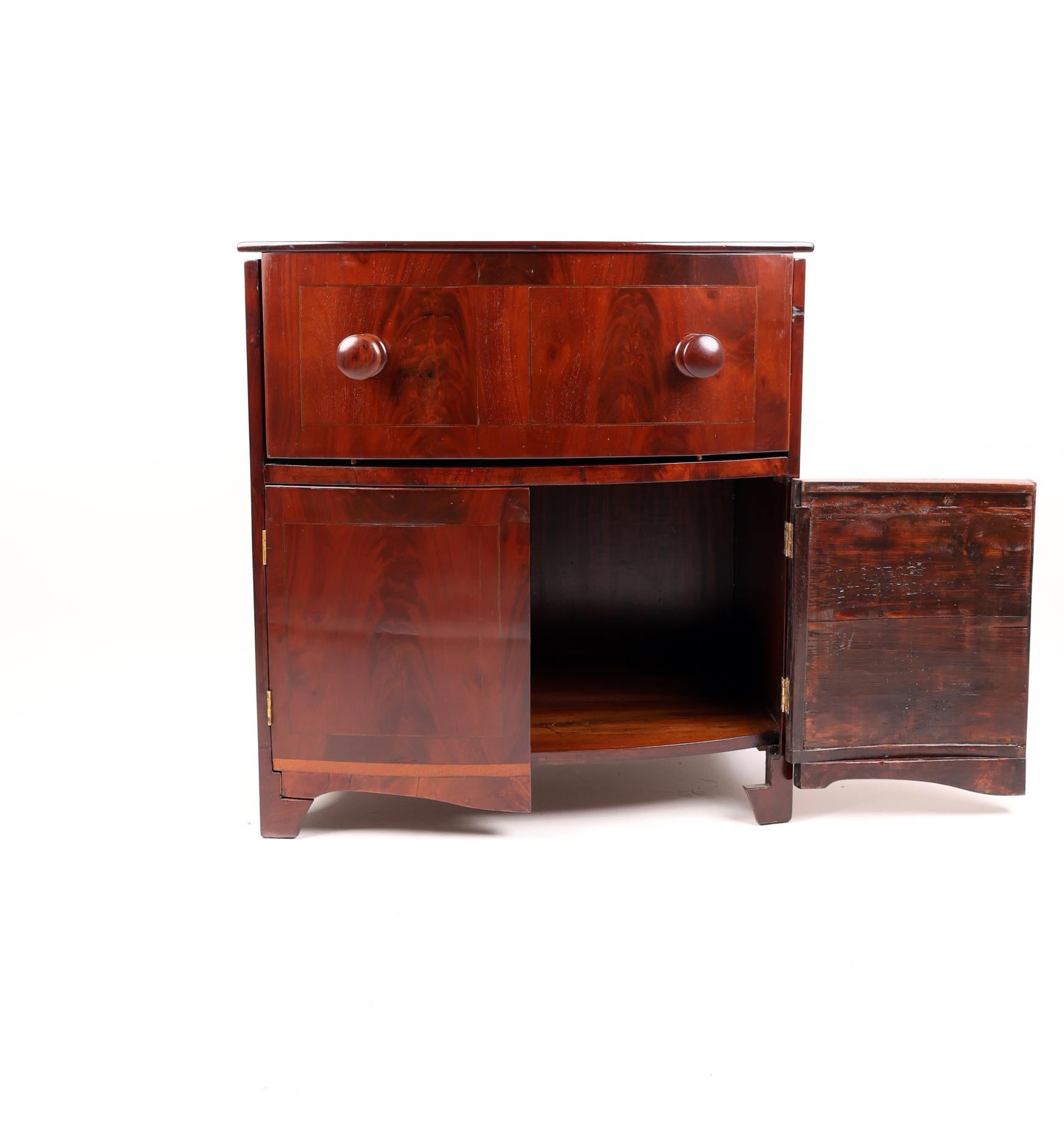 Petit meuble de rangement ou mini-armoire de bar anglais du 19ème siècle Bon état - En vente à Stahnsdorf, DE