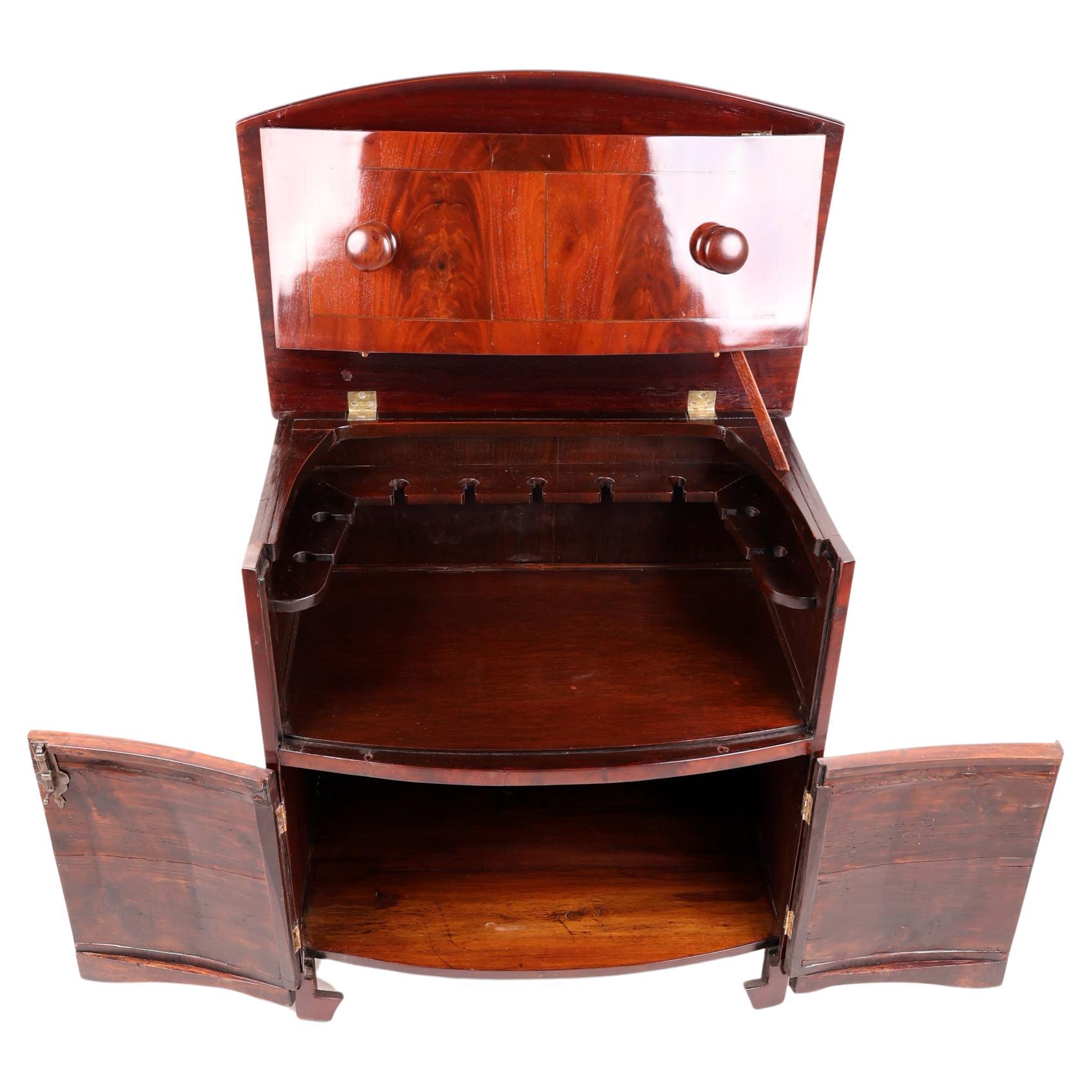 Pequeño armario o mini mueble bar inglés del siglo XIX