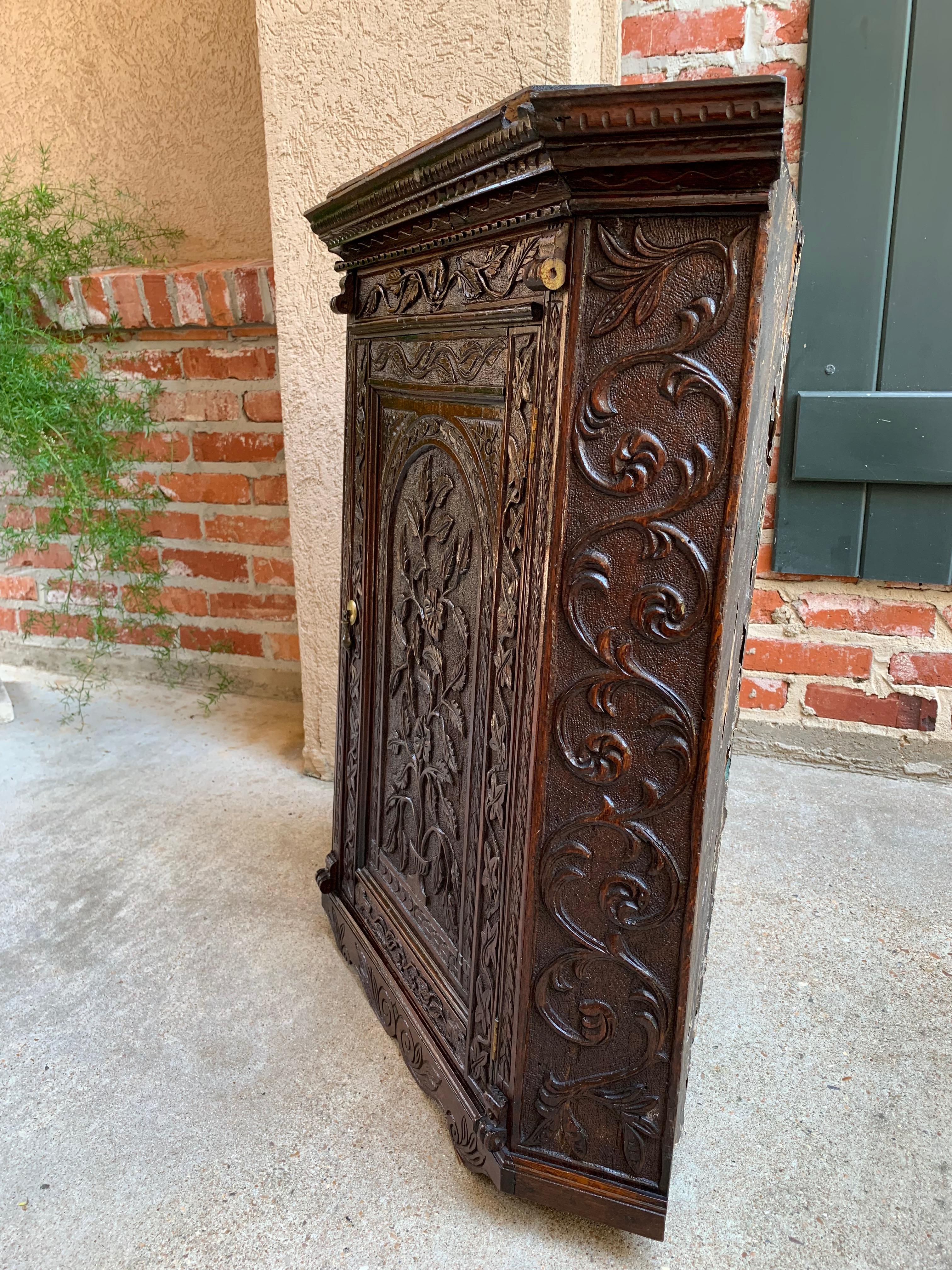 19th Century English Small Carved Oak Corner Wall Cabinet Victorian Stag Deer In Good Condition In Shreveport, LA