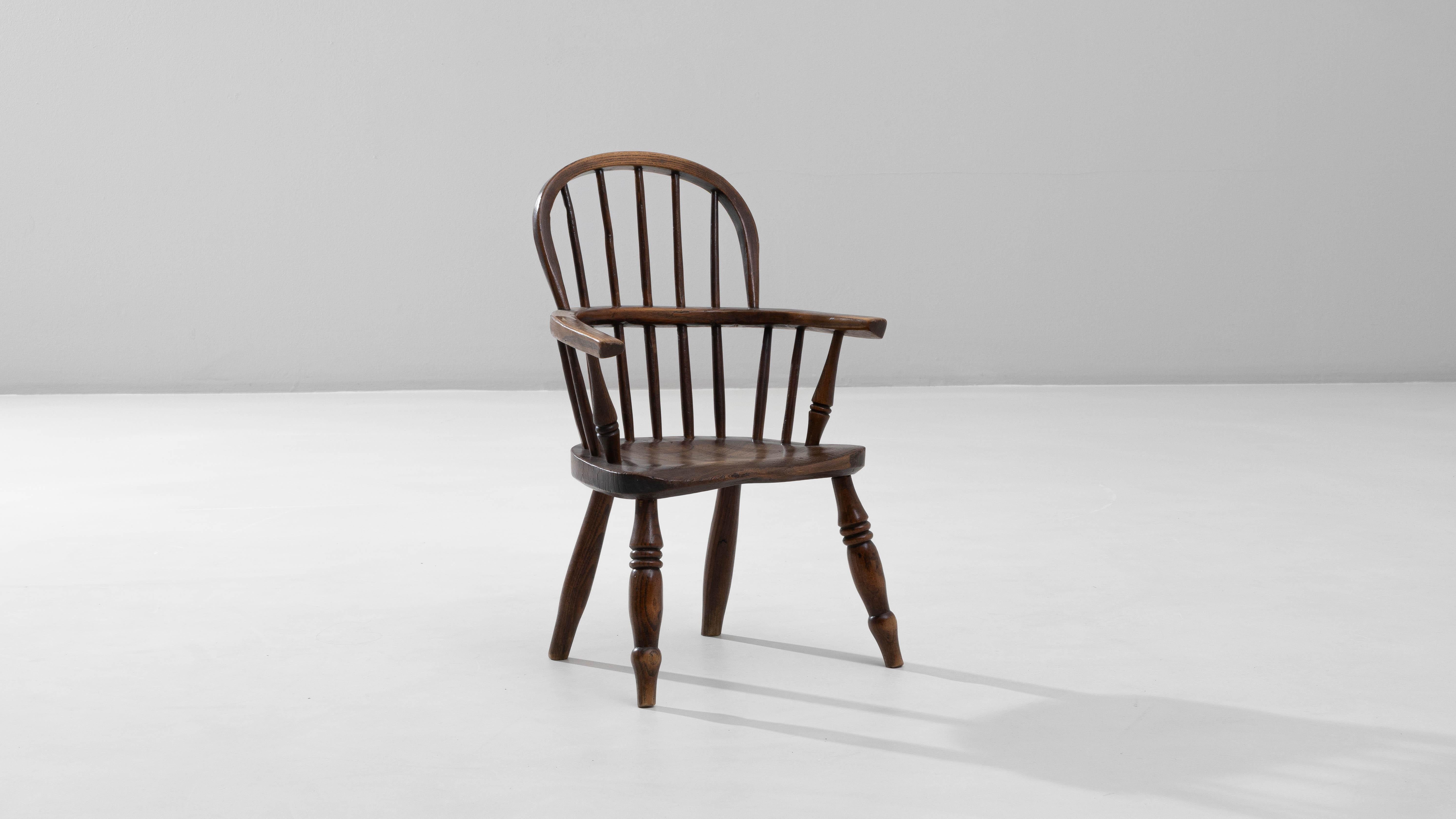 19th Century English Small Spindle-Back Wooden Armchair im Angebot 4