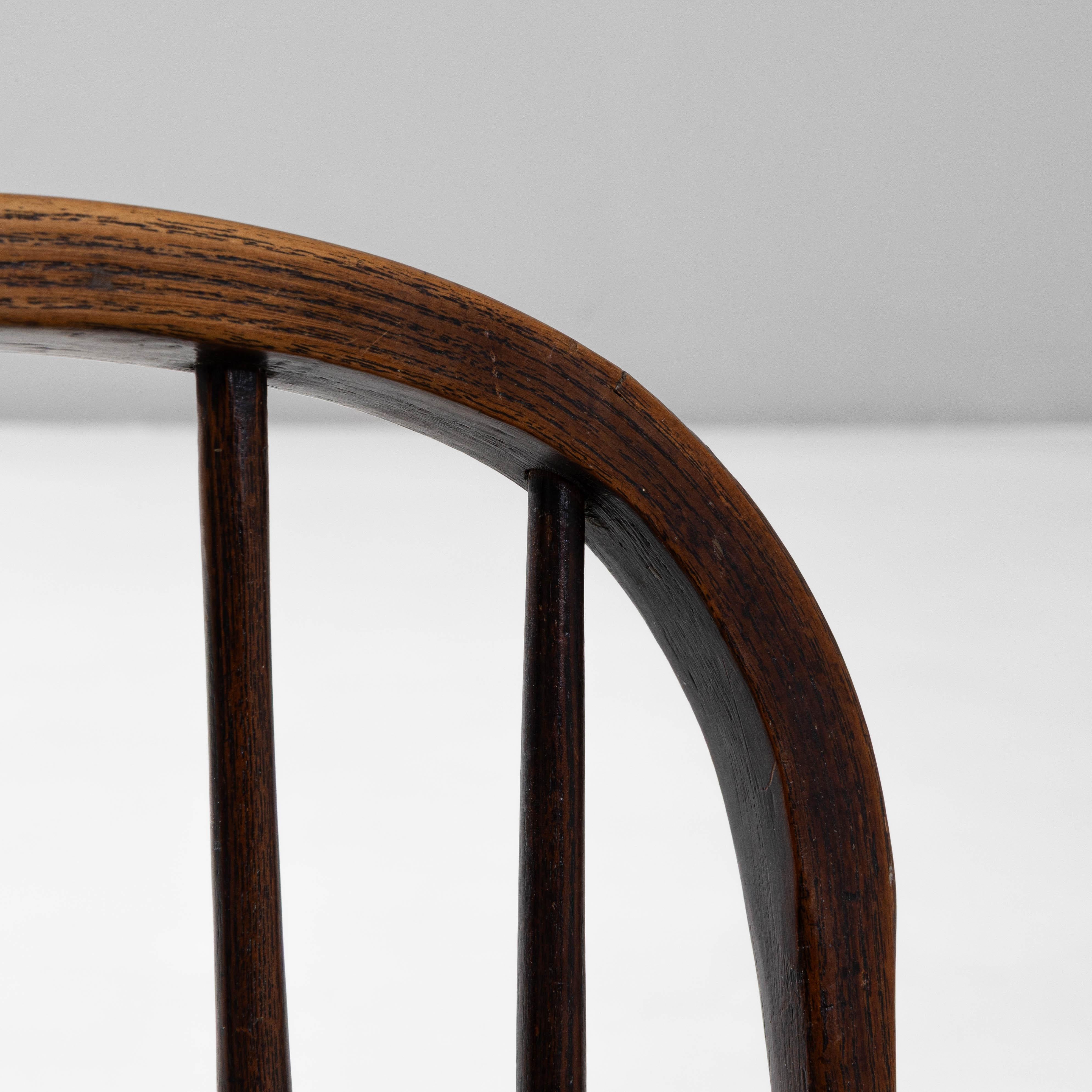 19th Century English Small Spindle-Back Wooden Armchair im Angebot 5