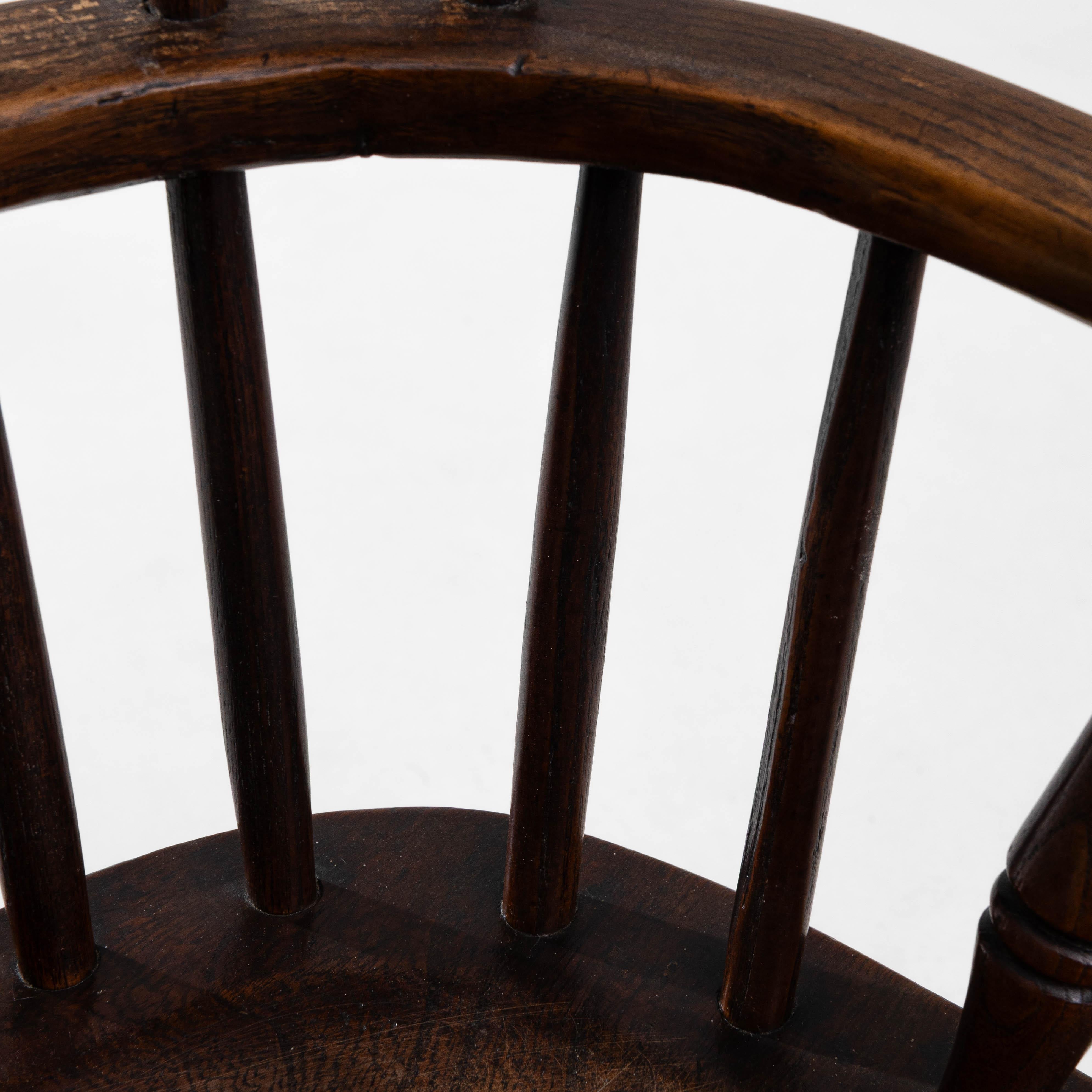 19th Century English Small Spindle-Back Wooden Armchair im Angebot 6