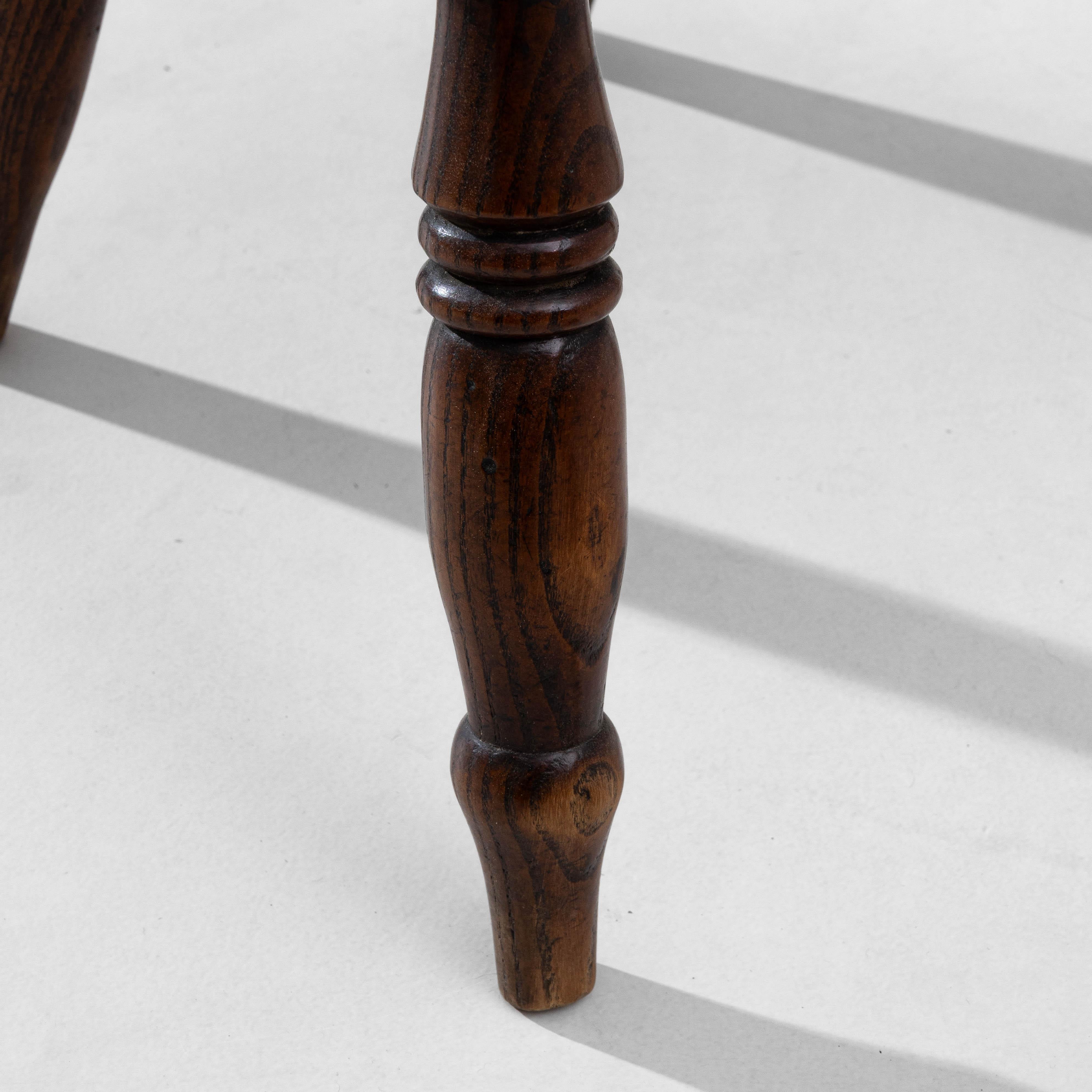 19th Century English Small Spindle-Back Wooden Armchair im Angebot 8