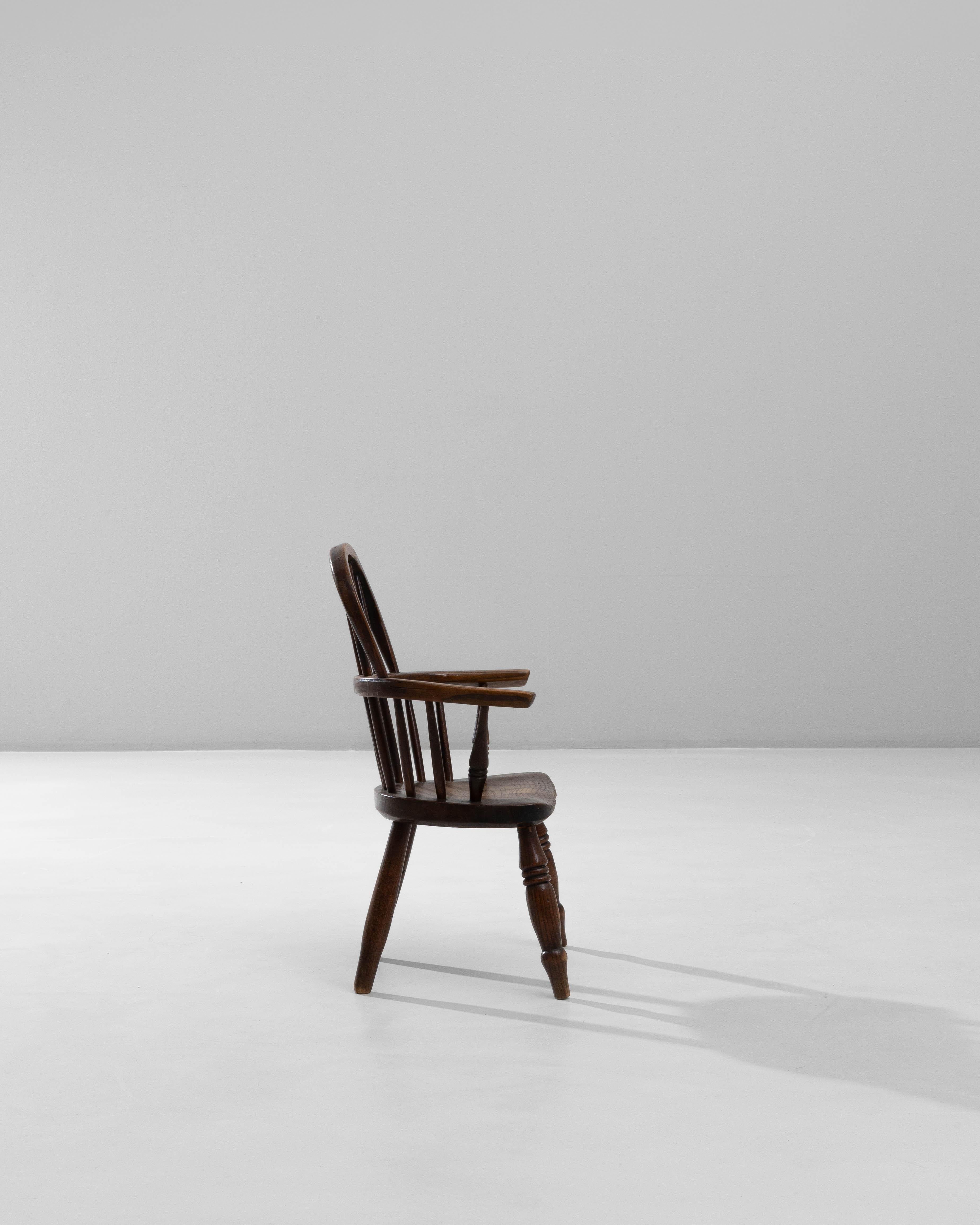 19th Century English Small Spindle-Back Wooden Armchair (Britisch) im Angebot