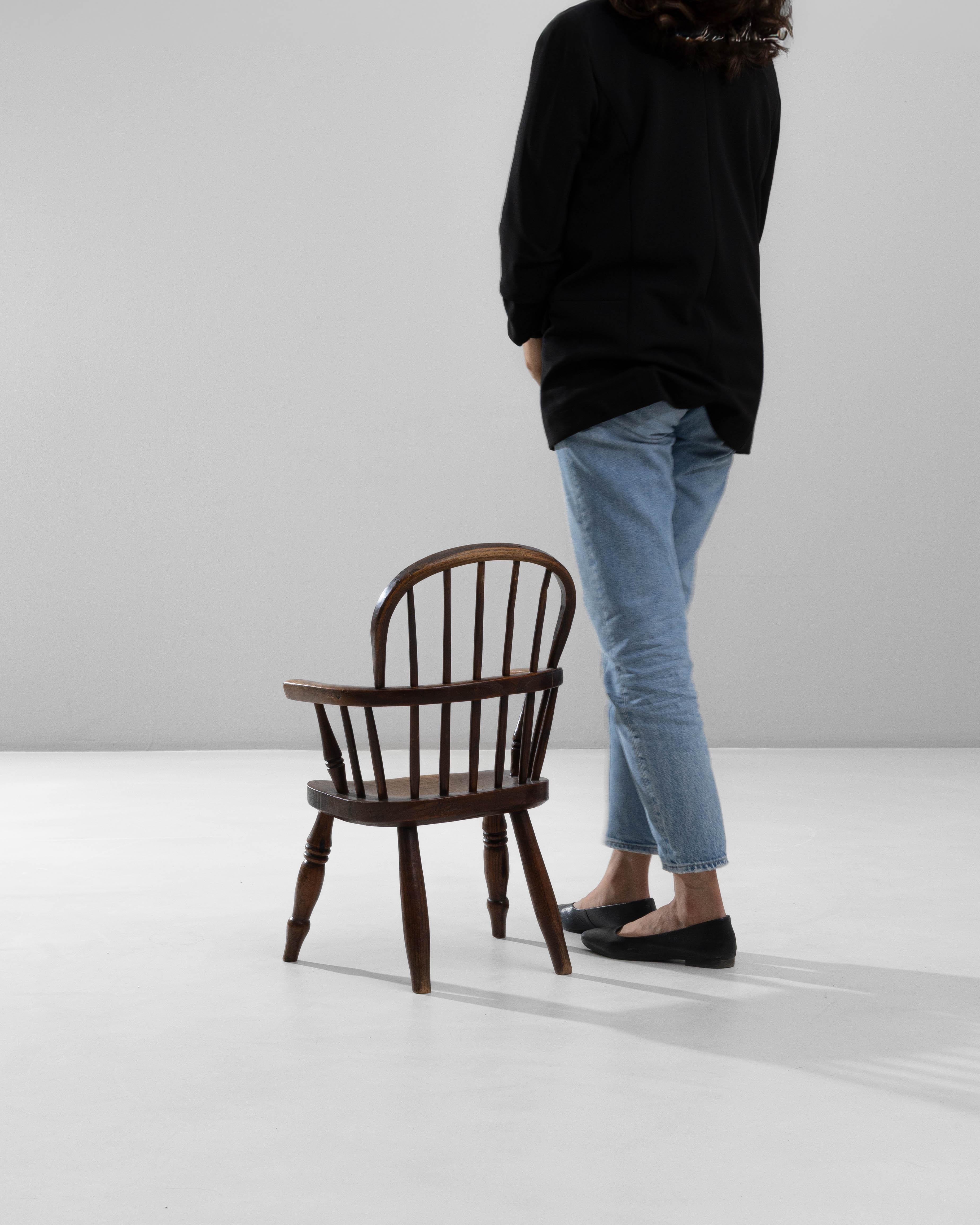 19th Century English Small Spindle-Back Wooden Armchair (Holz) im Angebot