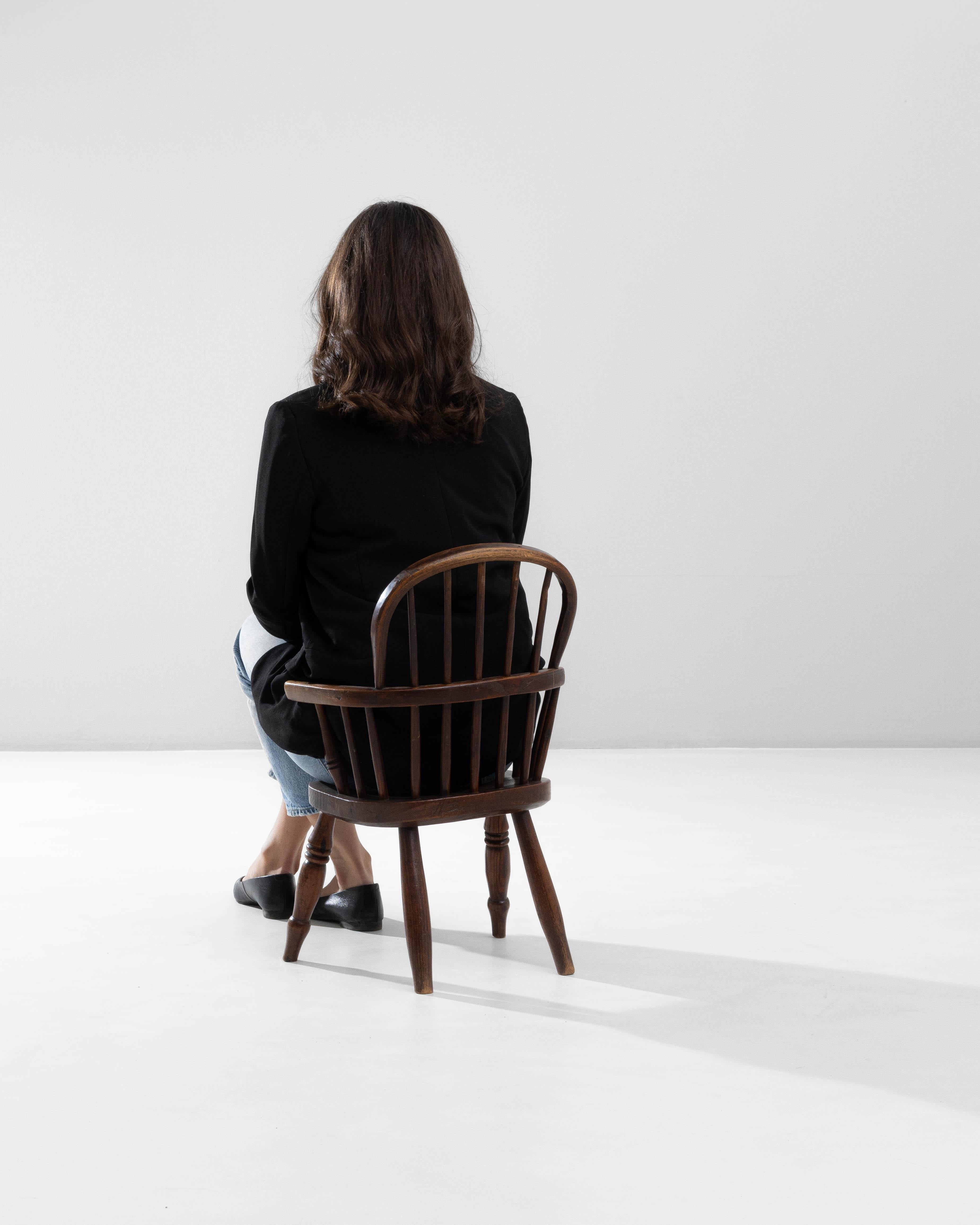 19th Century English Small Spindle-Back Wooden Armchair im Angebot 1