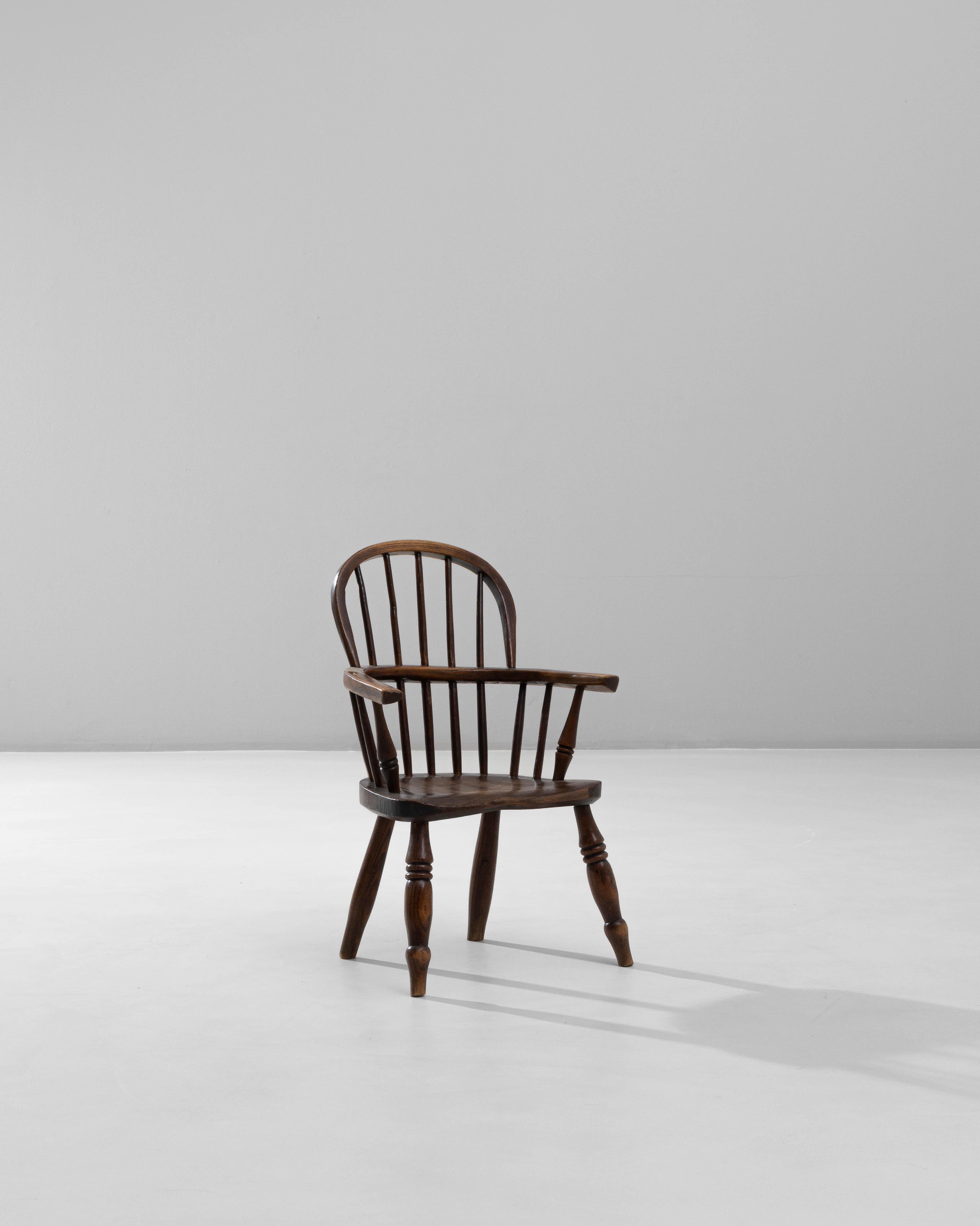 19th Century English Small Spindle-Back Wooden Armchair im Angebot 2