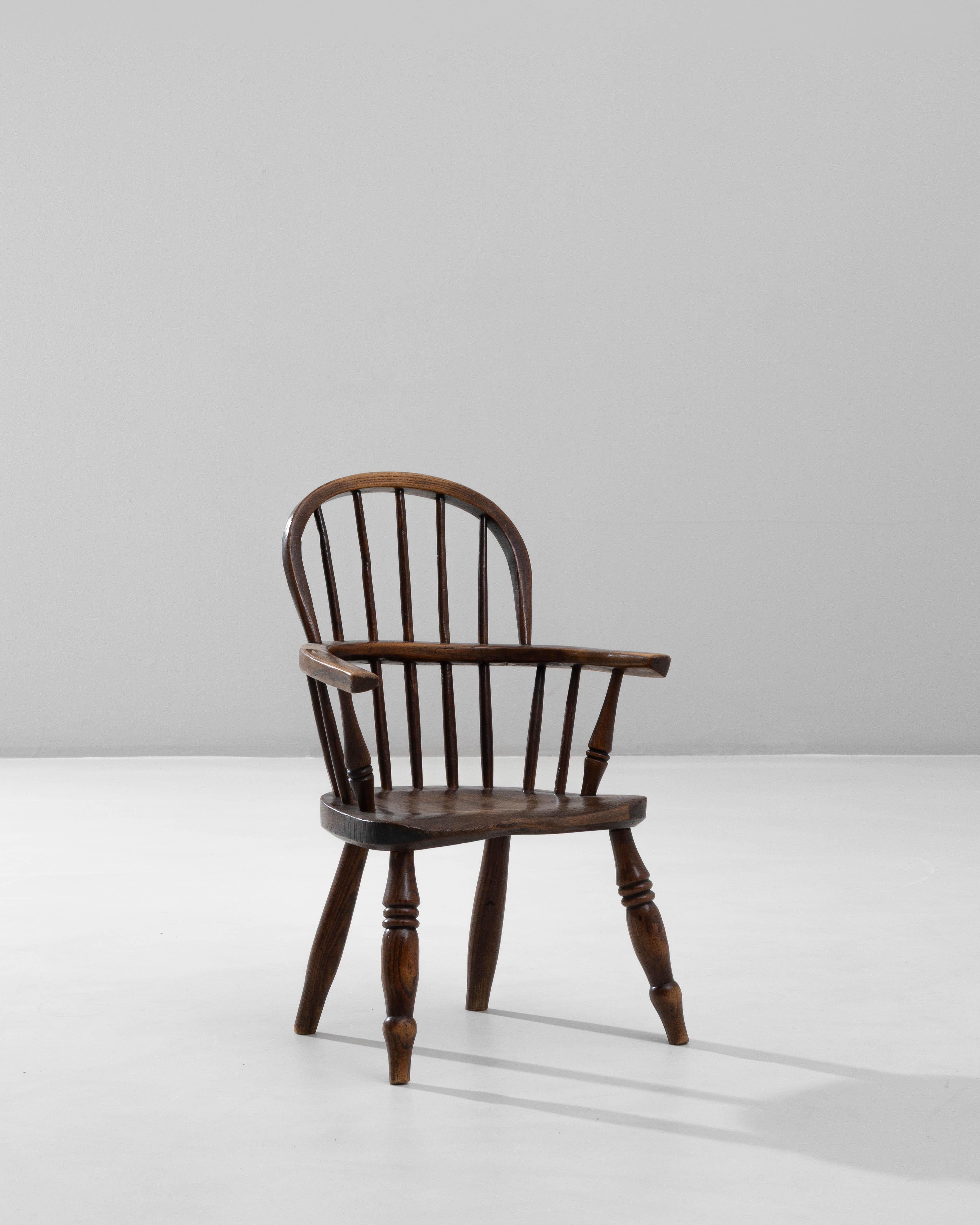 19th Century English Small Spindle-Back Wooden Armchair im Angebot 3