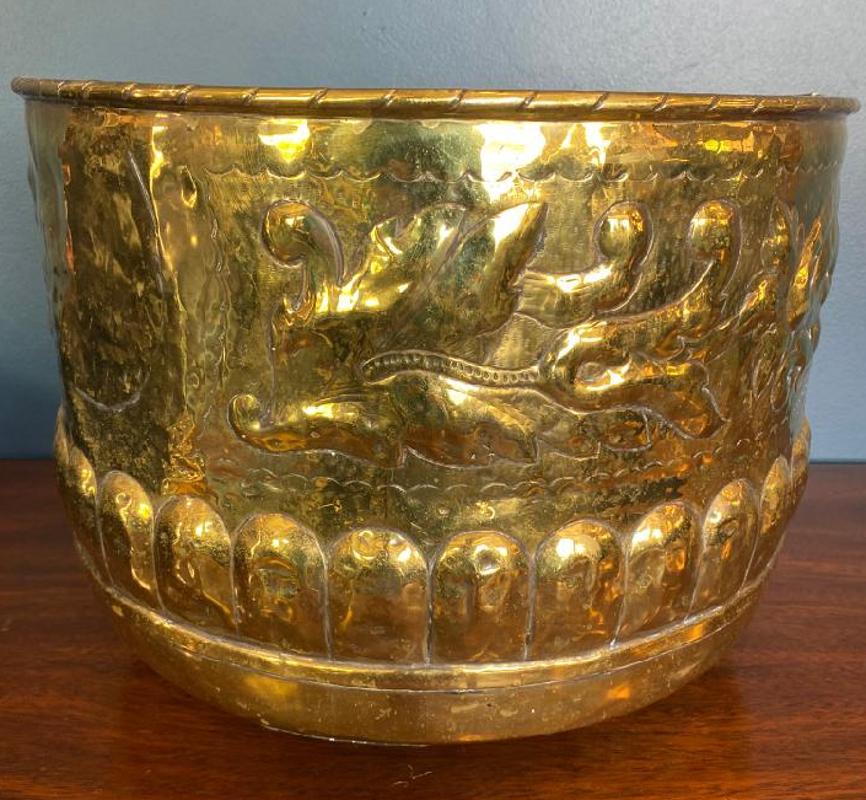19th Century English solid brass cachepot or jardiniere for Kindling.
Measures: 15