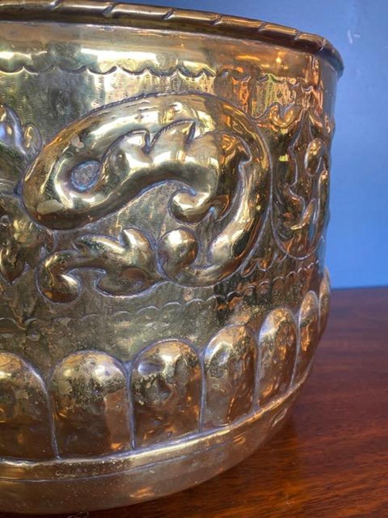 19th Century English Solid Brass Cachepot or Jardiniere for Kindling In Good Condition For Sale In Middleburg, VA