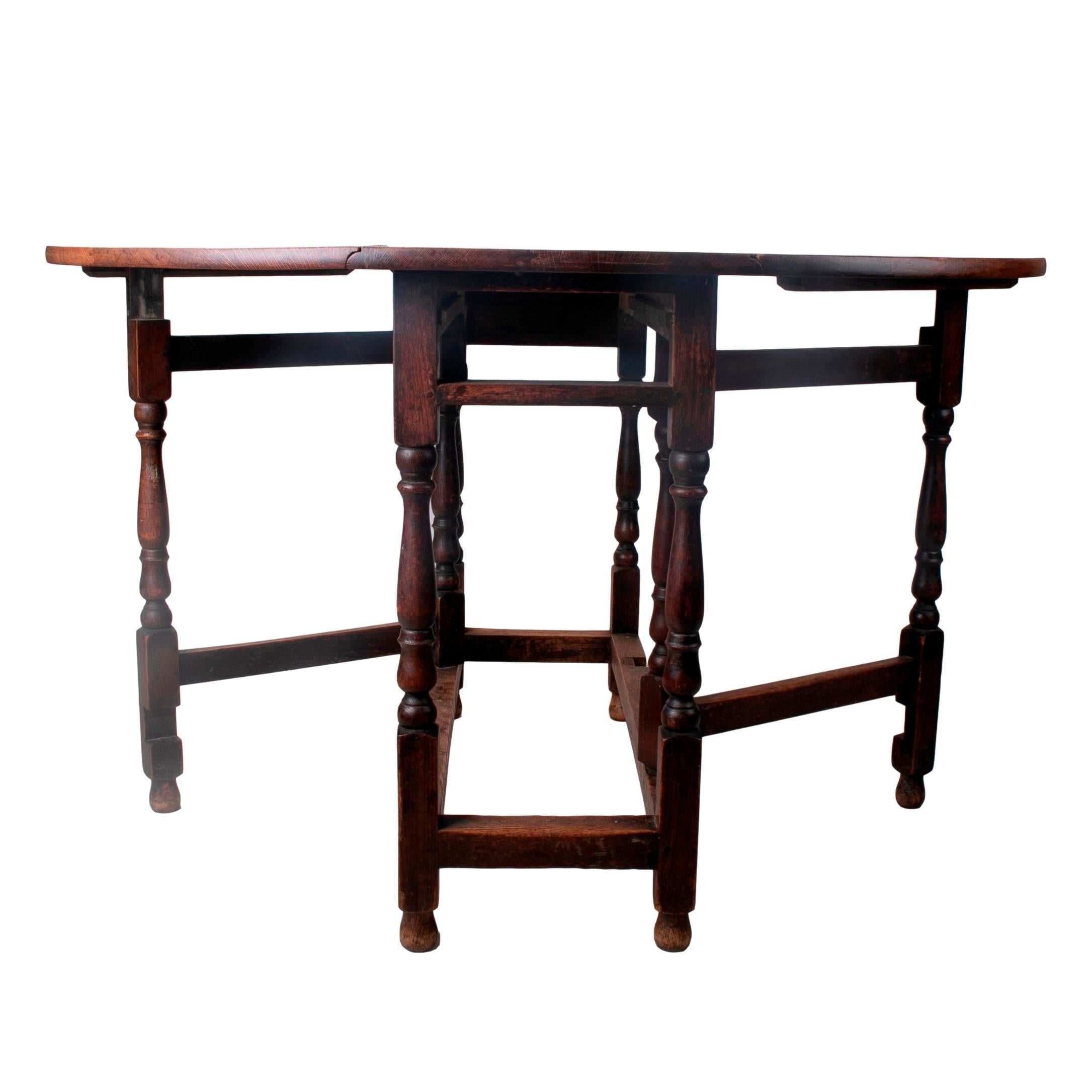 19th Century English Spindle Leg Winged Wooden Table In Good Condition In Marbella, ES