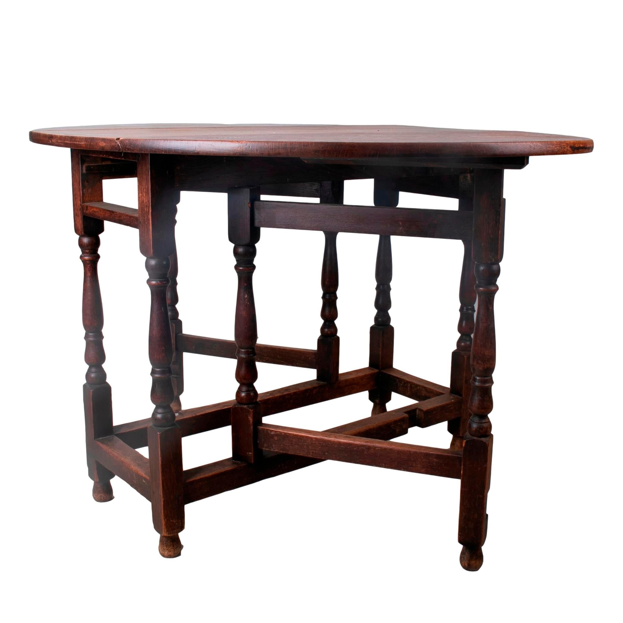 Elm 19th Century English Spindle Leg Winged Wooden Table