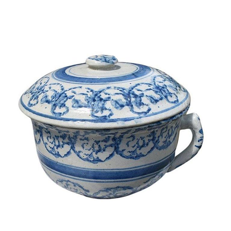 American Classical 19th Century English Spongeware Blue and Cream Crock with Lid - 1800s For Sale
