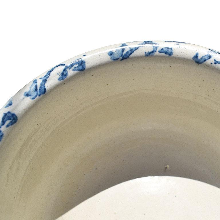 19th Century English Spongeware Blue and Cream Crock with Lid - 1800s In Good Condition For Sale In Oklahoma City, OK