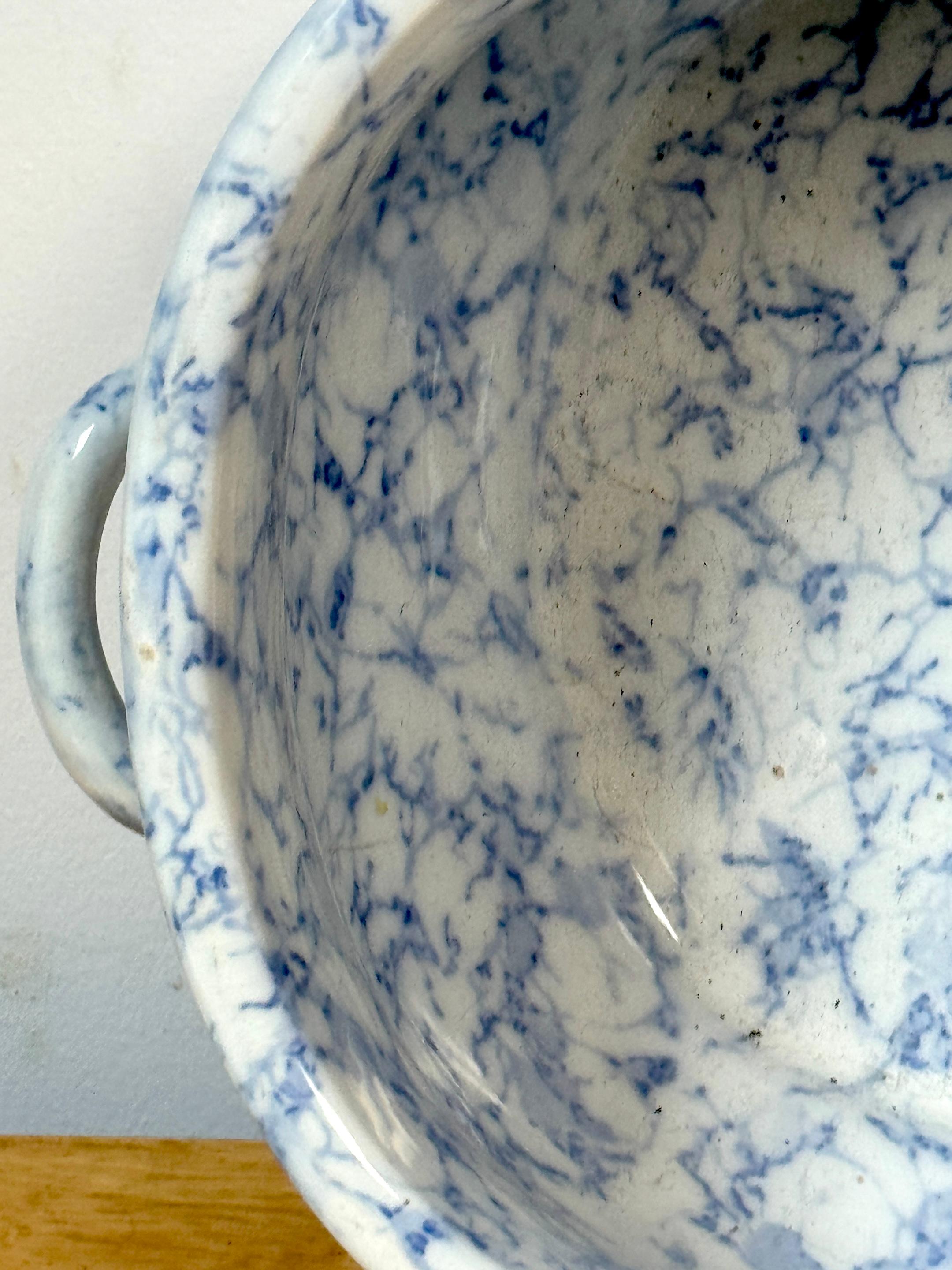 19th Century English Staffordshire Blue & White Marbleized Neoclassical Footbath For Sale 7