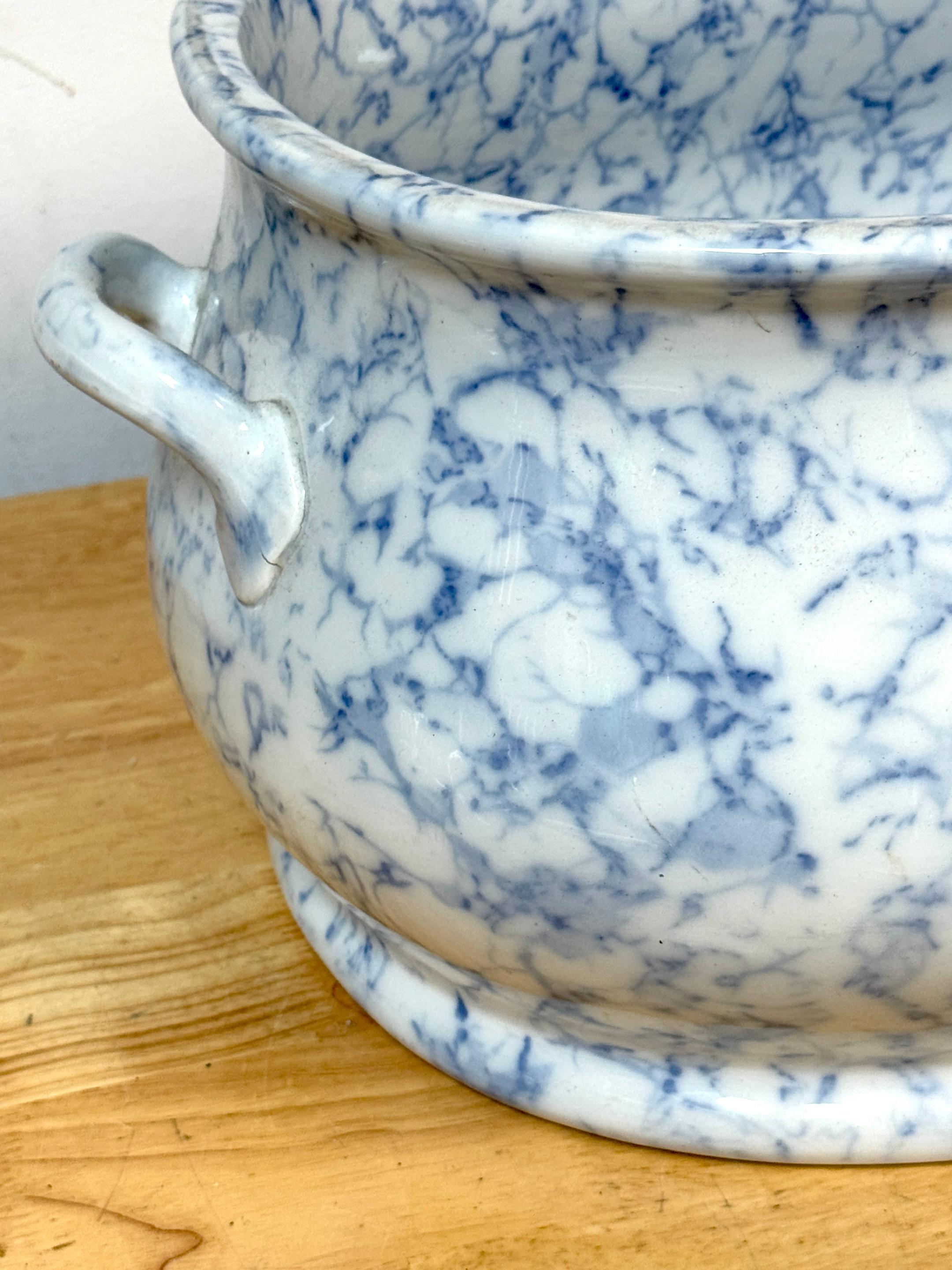 Hand-Painted 19th Century English Staffordshire Blue & White Marbleized Neoclassical Footbath For Sale
