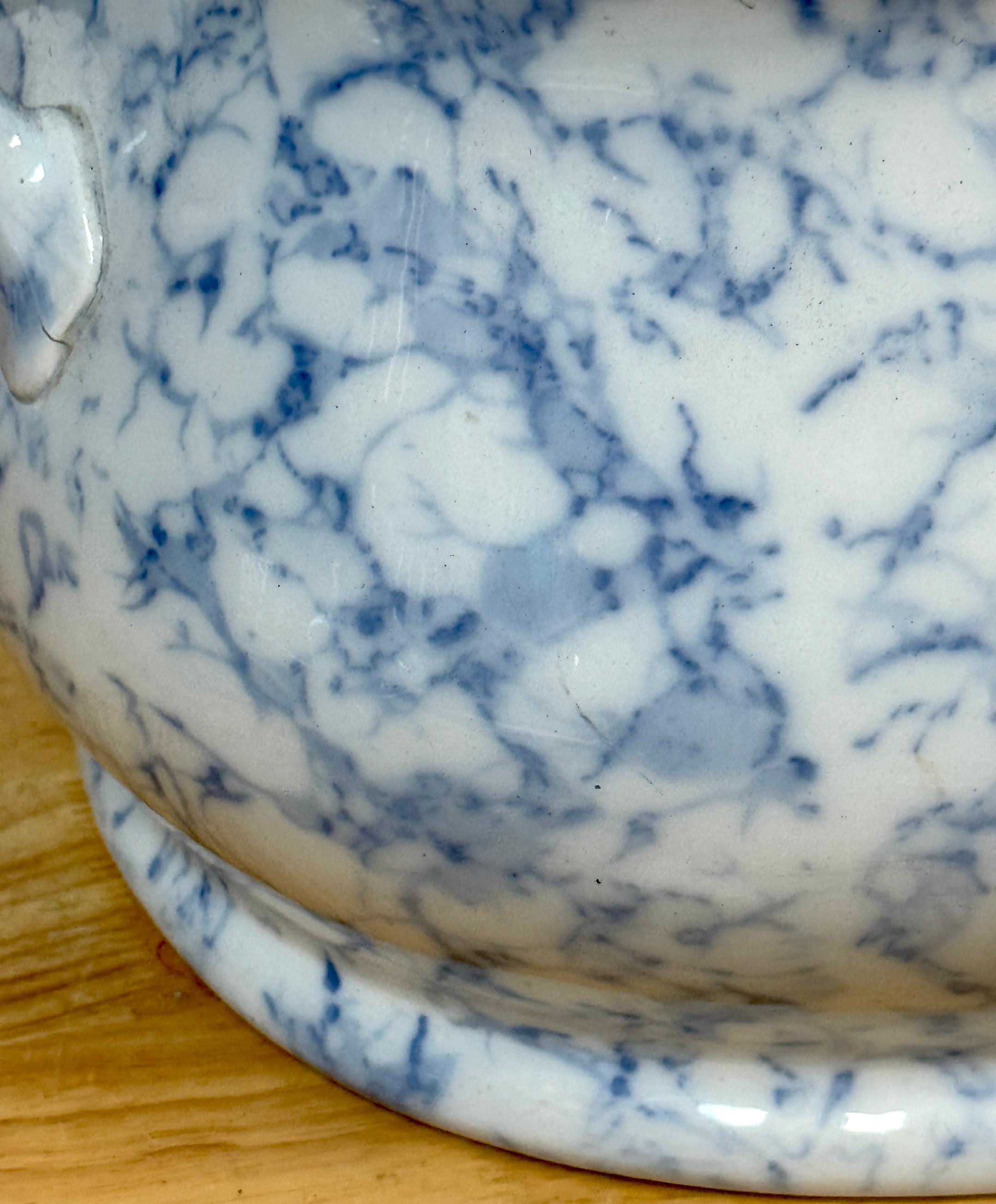 19th Century English Staffordshire Blue & White Marbleized Neoclassical Footbath In Good Condition For Sale In West Palm Beach, FL