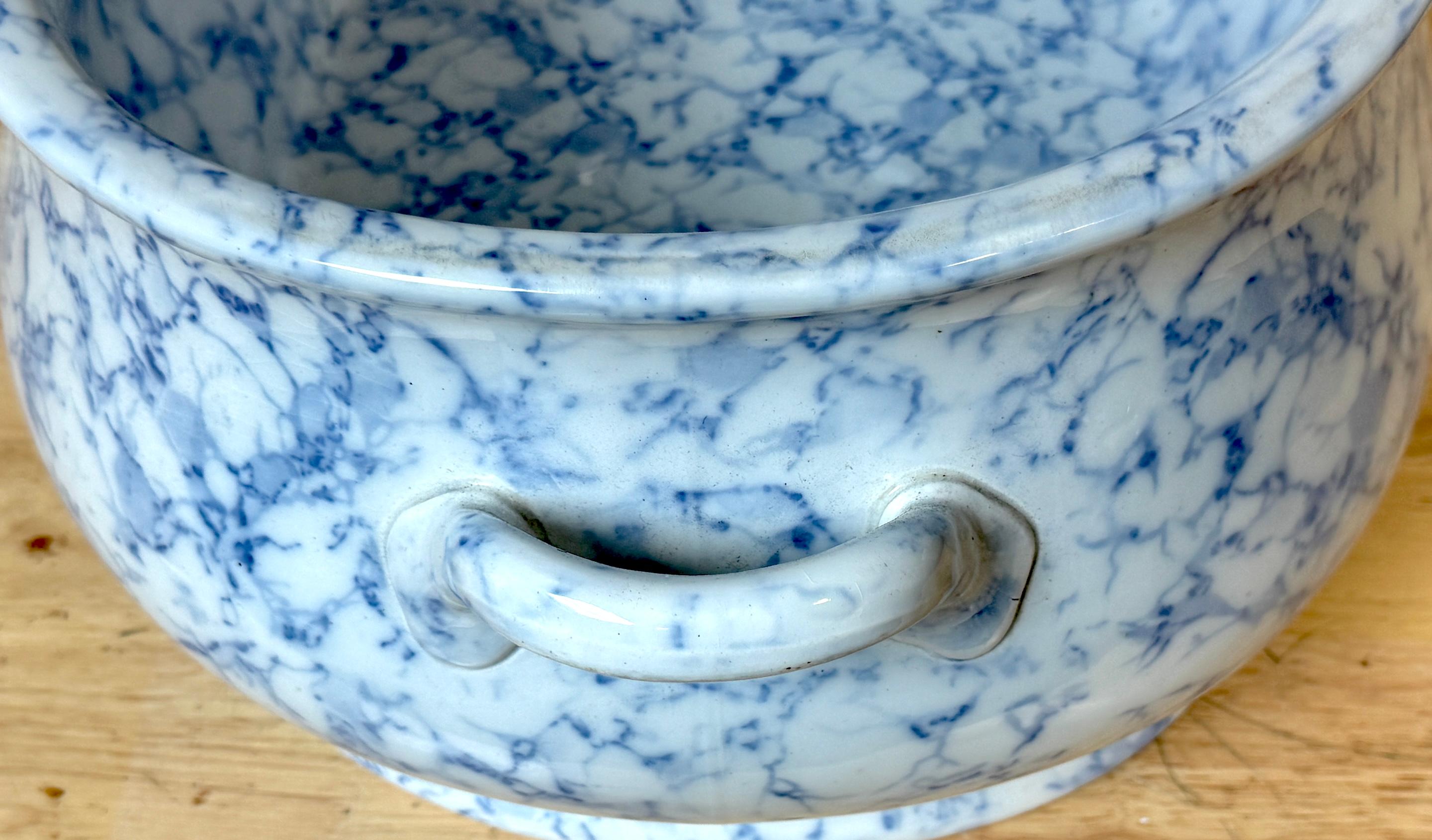 19th Century English Staffordshire Blue & White Marbleized Neoclassical Footbath For Sale 1