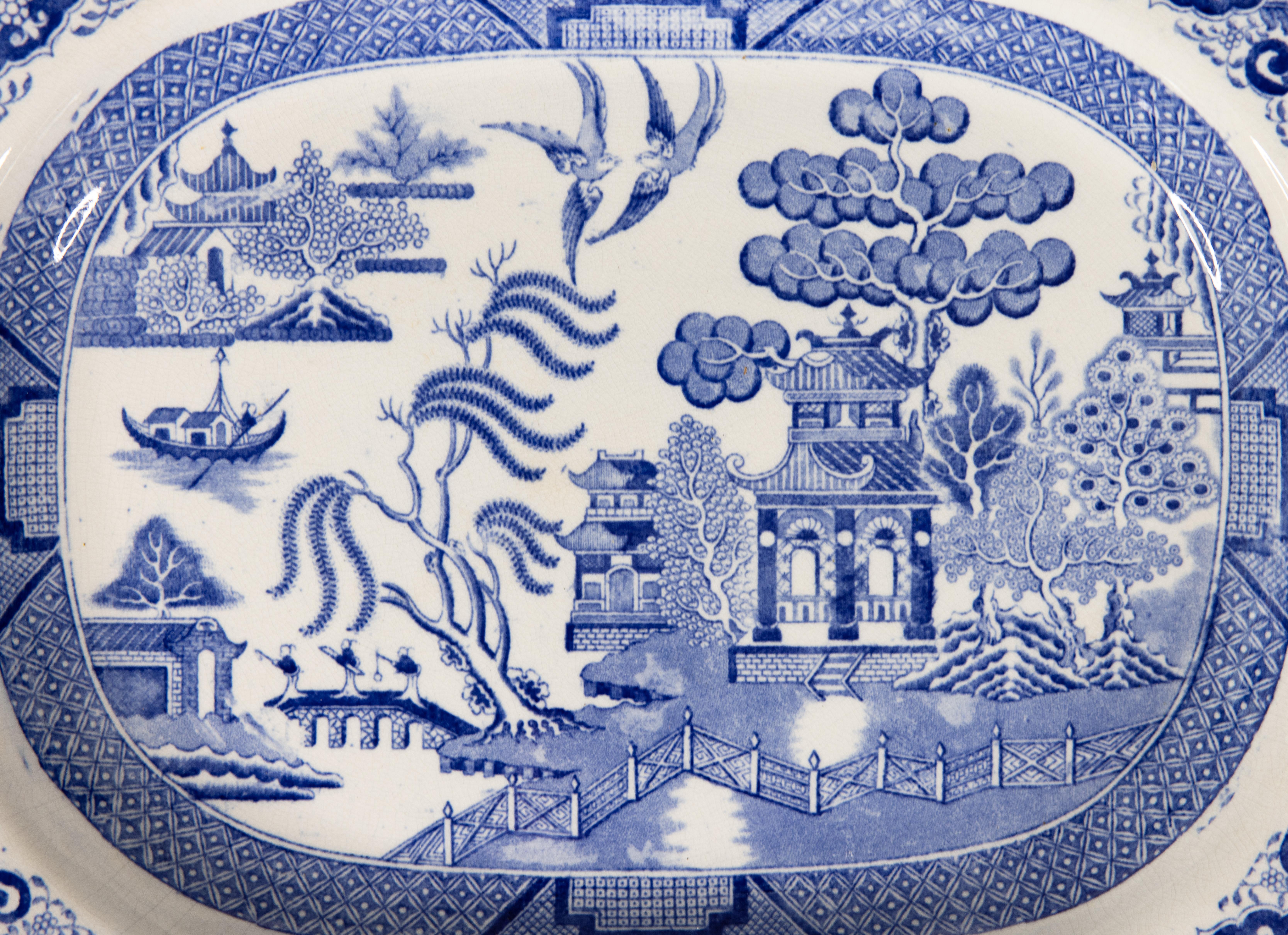 A superb 19th-Century English Staffordshire Chinoiserie transferware platter in the classic Blue Willow pattern, unmarked. This lovely platter is a nice large size and would be perfect for serving or display.