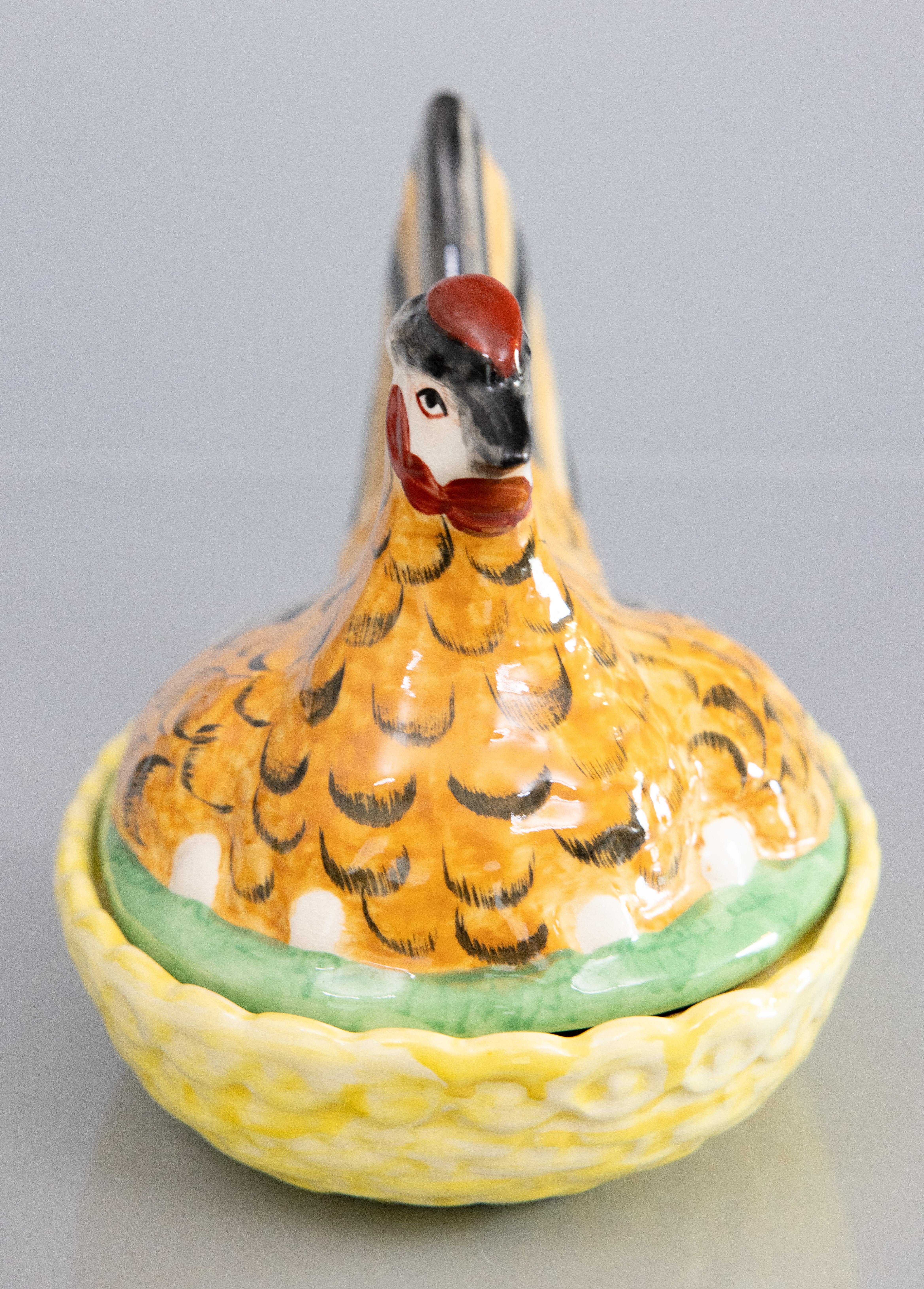 Un'antica e affascinante zuppiera o ovettiera ricoperta di galline dello Staffordshire del XIX secolo, circa 1880. Nessun marchio di fabbrica. In genere venivano utilizzate per conservare le uova. Questo pezzo di Staffordshire dai colori vivaci