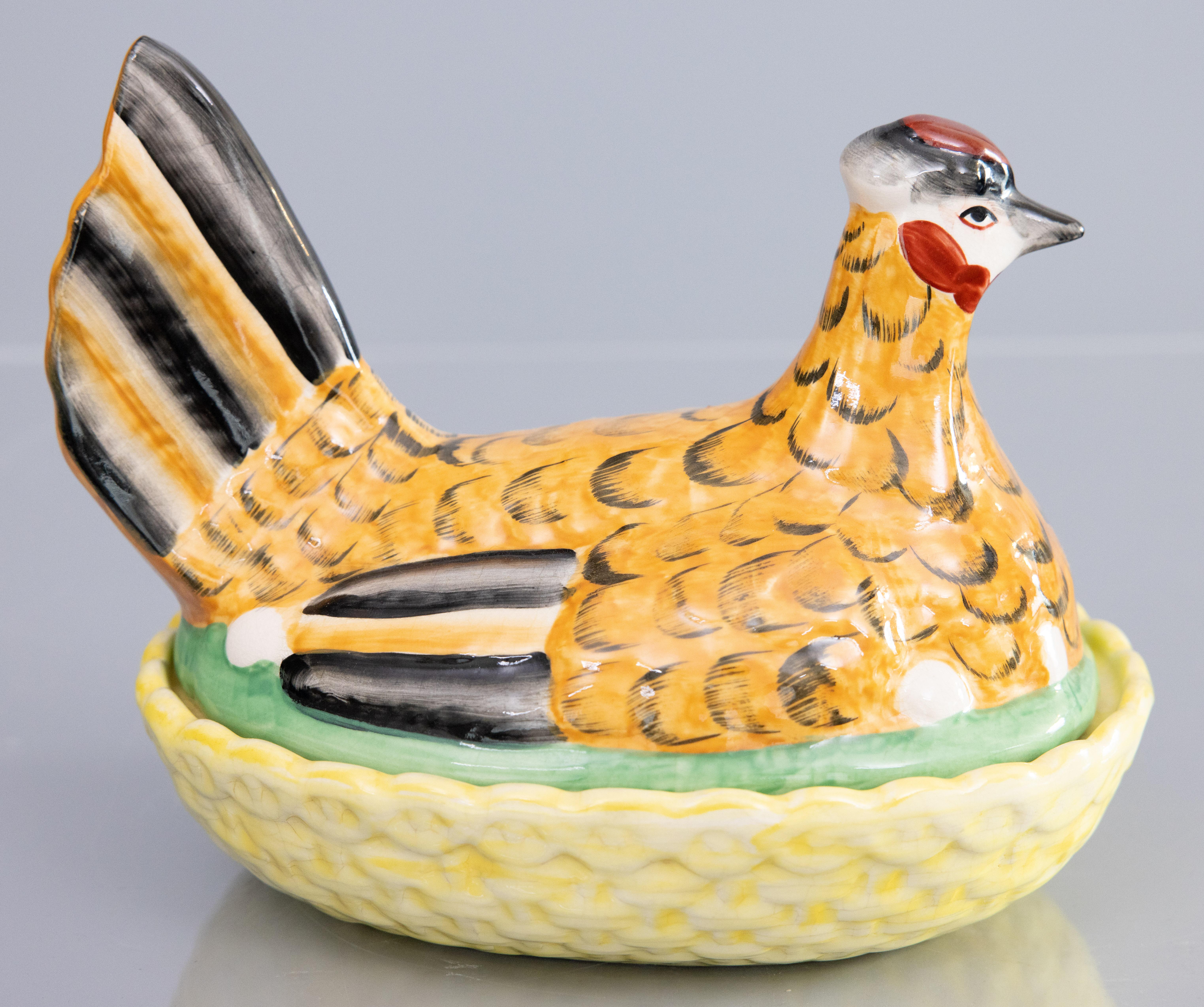 Inglese Zuppiera inglese Staffordshire del XIX secolo con gallina sul nido in vendita