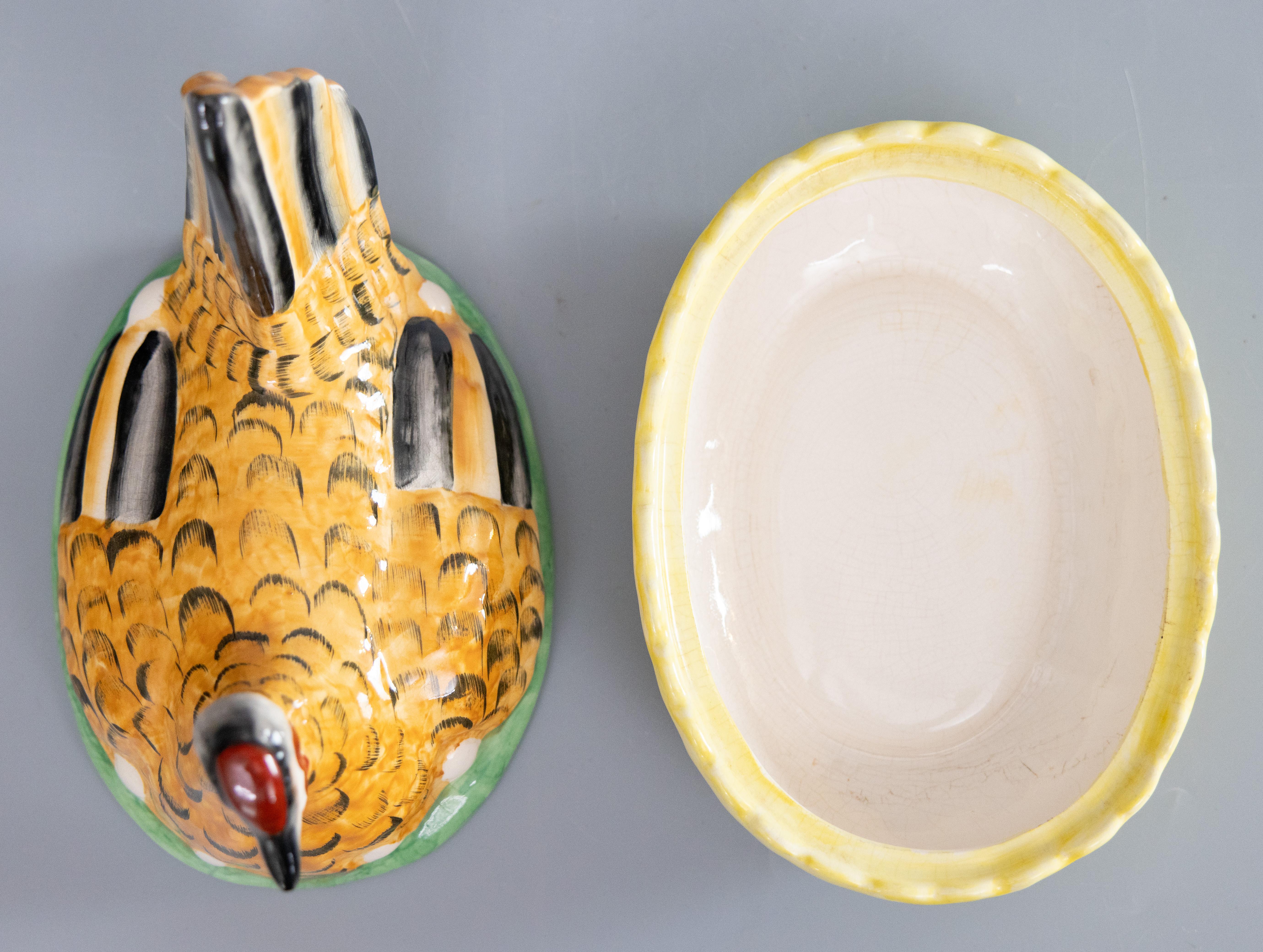 Ceramica Zuppiera inglese Staffordshire del XIX secolo con gallina sul nido in vendita