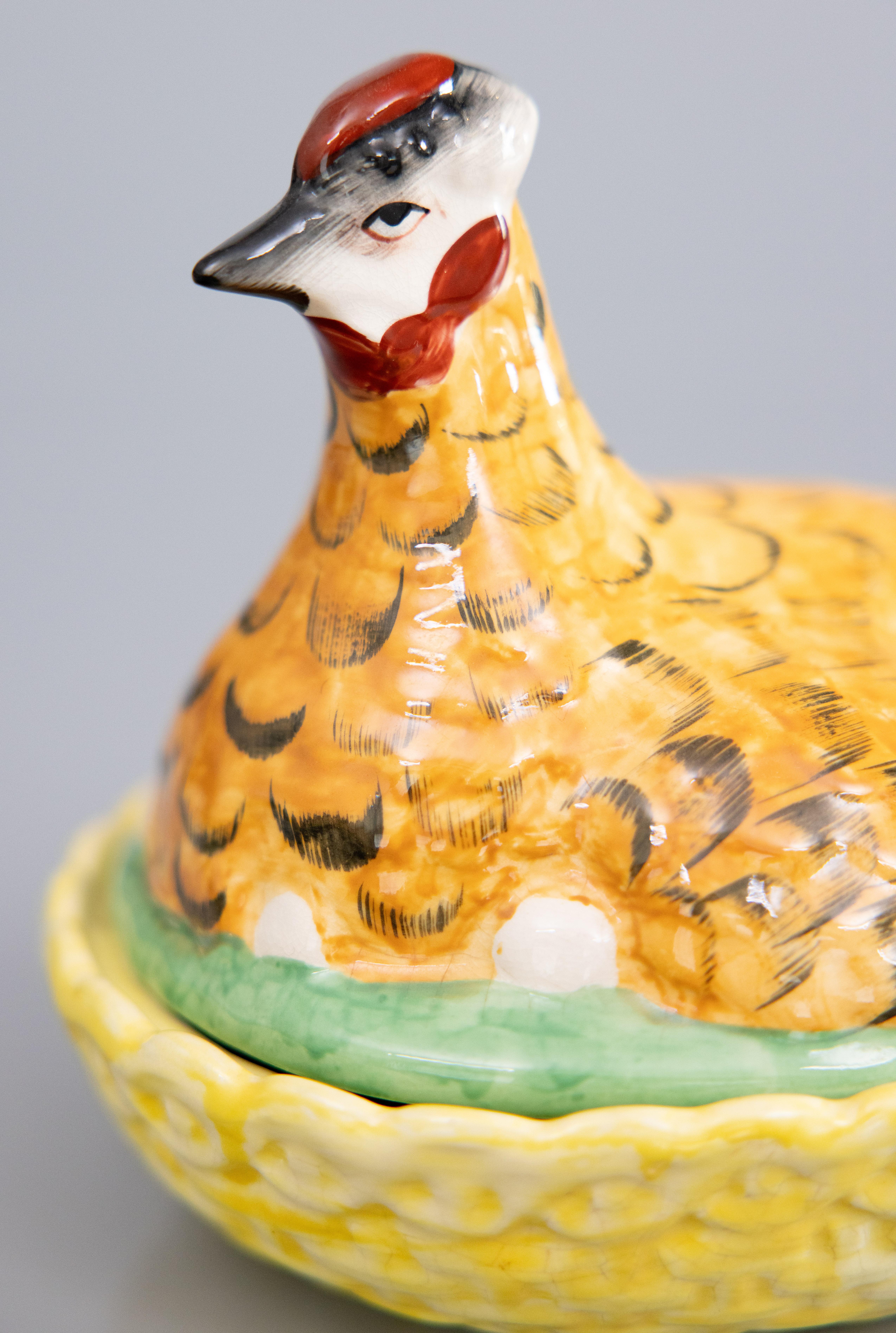 Zuppiera inglese Staffordshire del XIX secolo con gallina sul nido in vendita 2
