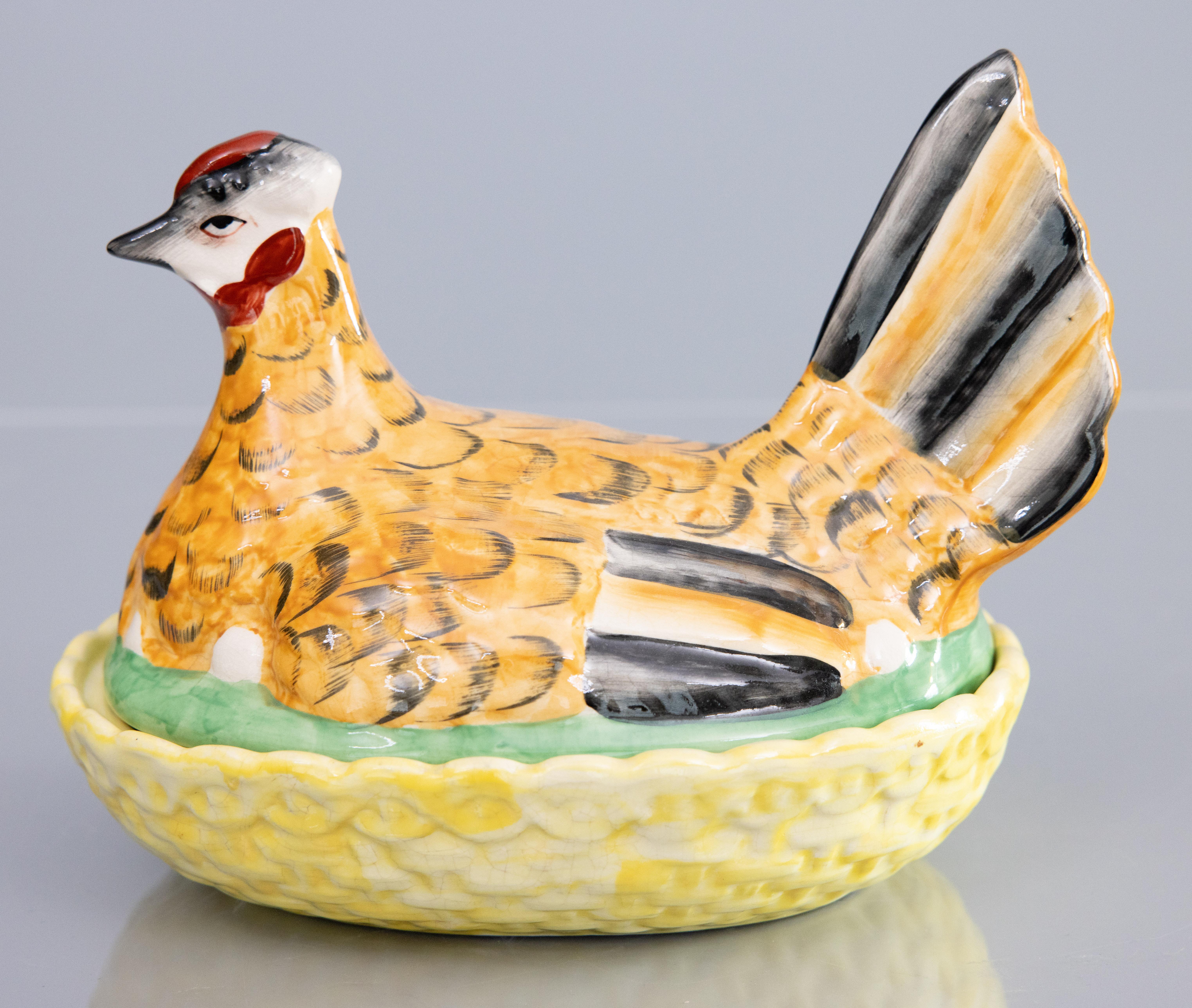 Zuppiera inglese Staffordshire del XIX secolo con gallina sul nido in vendita 3