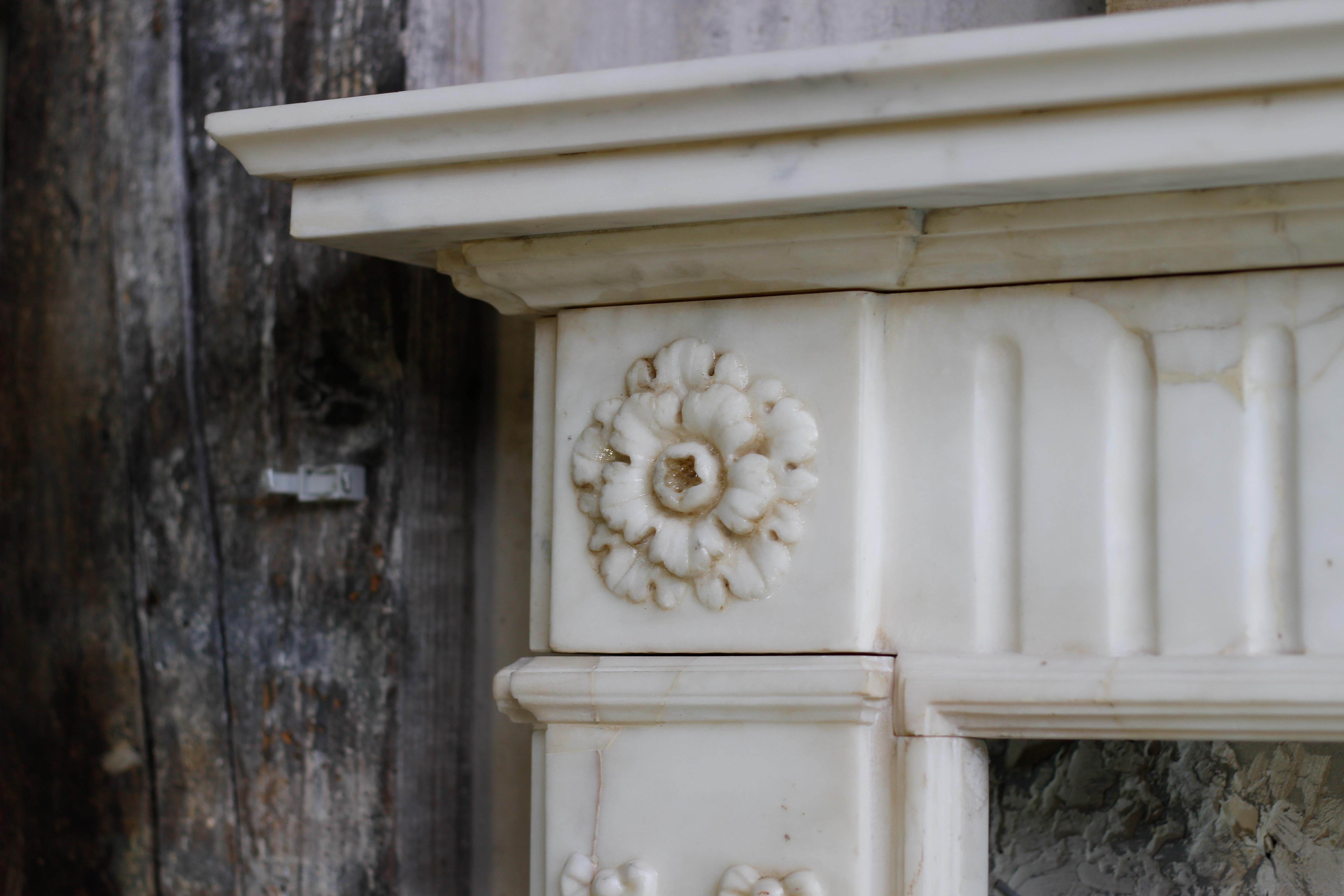 19th Century English Statuary Marble Fireplace Mantel In Good Condition For Sale In Suresnes Cedex, FR