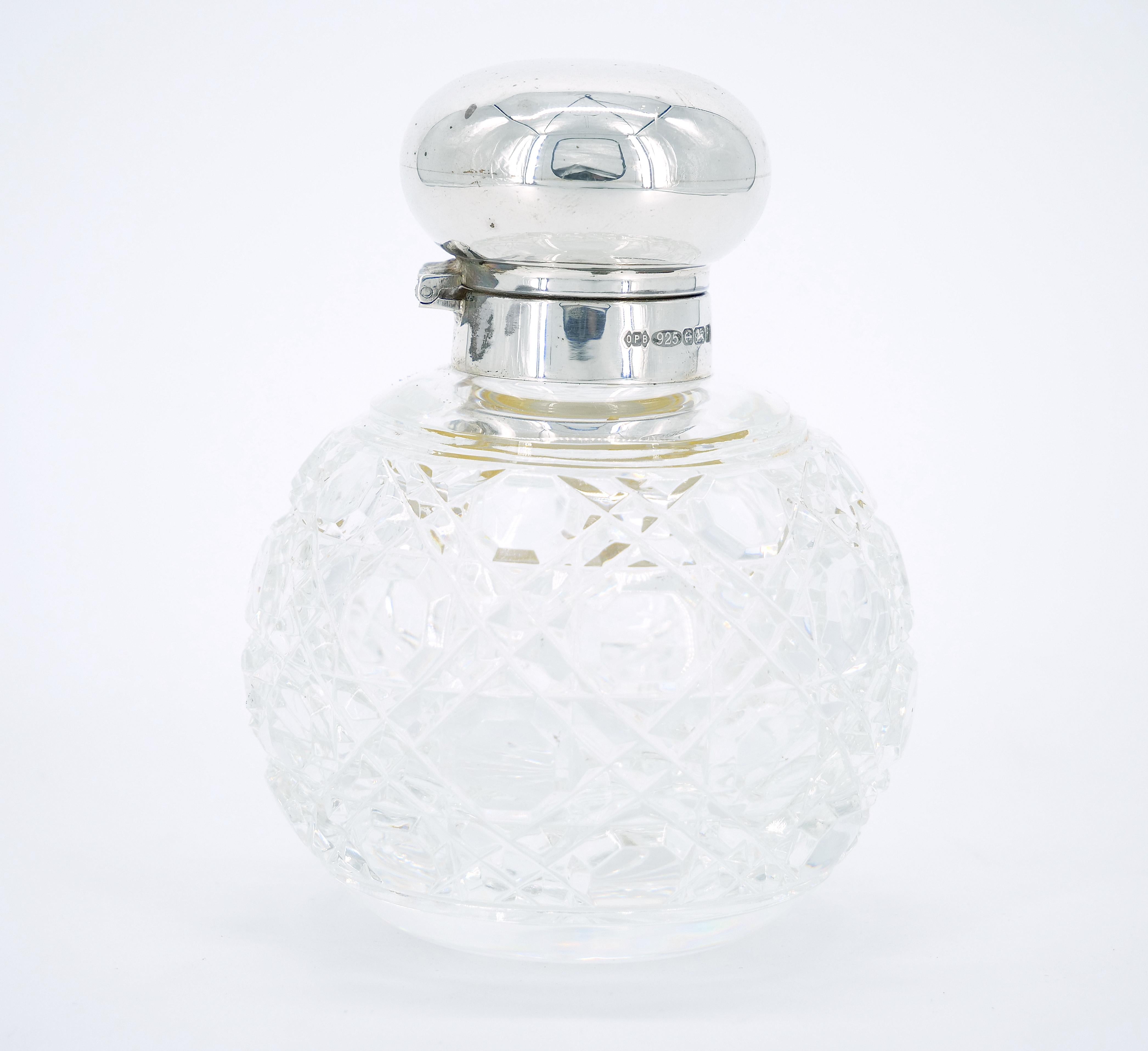 Édouardien Bouteille à parfum en argent sterling et verre taillé du 19e siècle. en vente