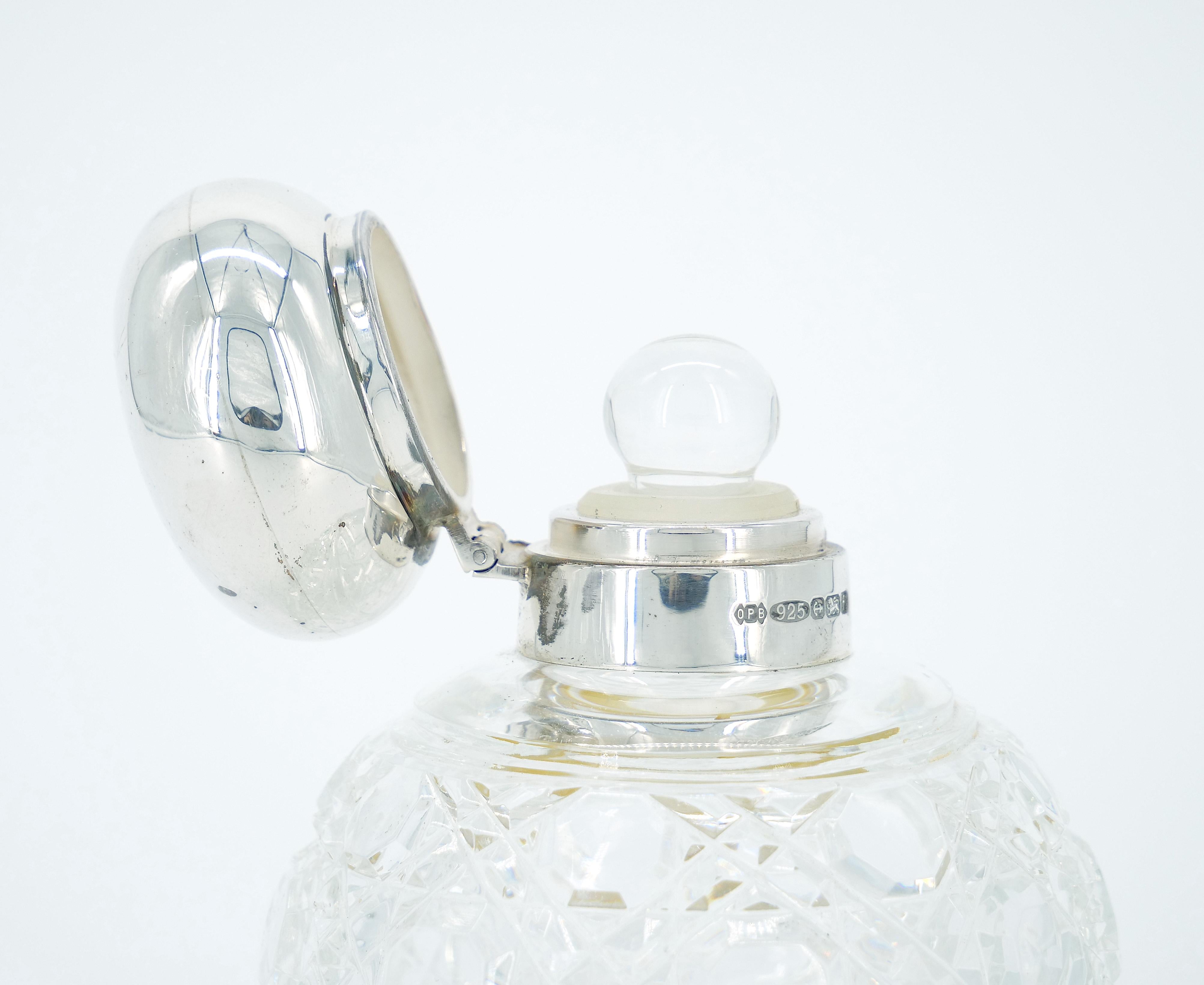 Gravé Bouteille à parfum en argent sterling et verre taillé du 19e siècle. en vente