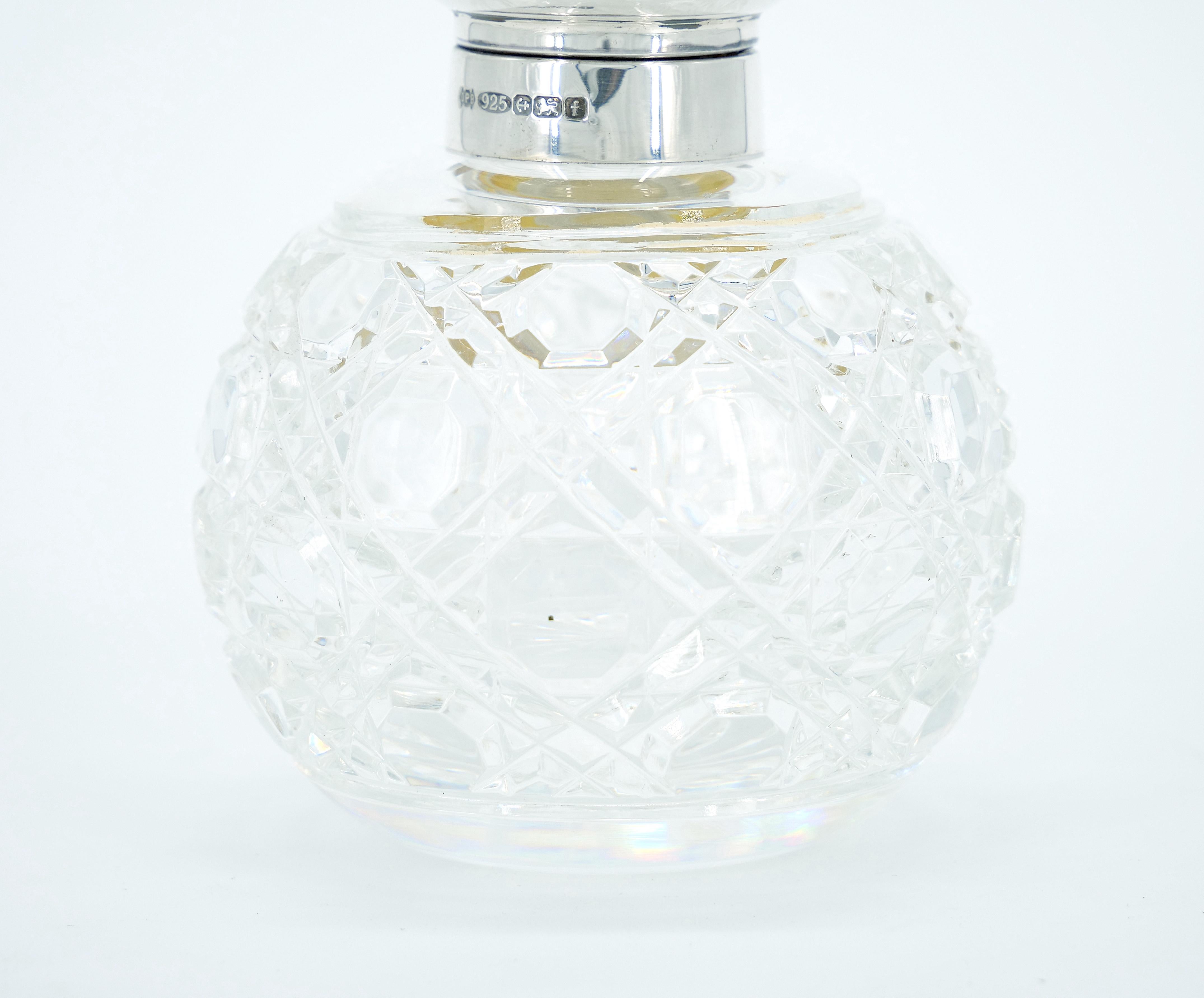Bouteille à parfum en argent sterling et verre taillé du 19e siècle. Bon état - En vente à Tarry Town, NY