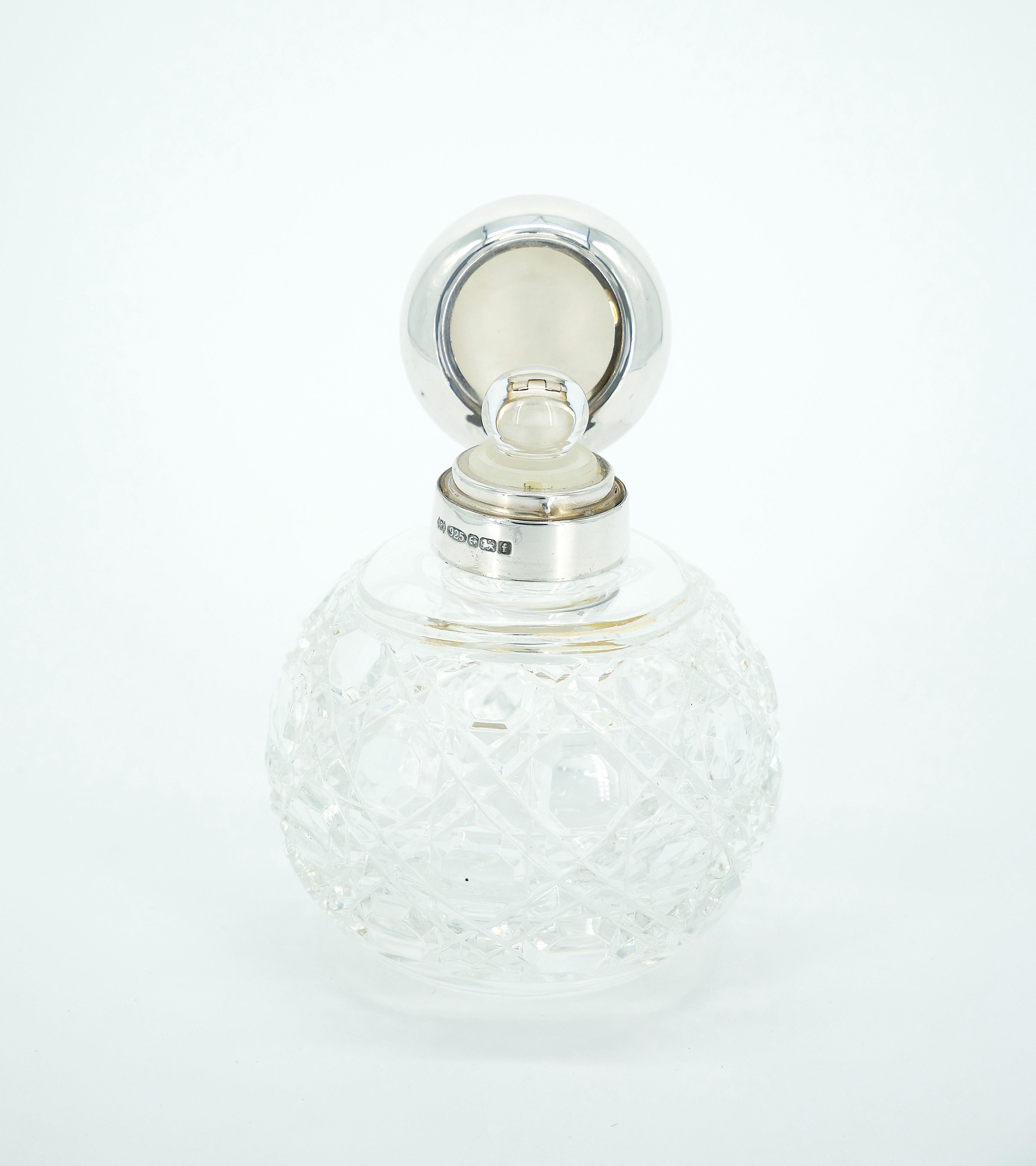 Argent sterling Bouteille à parfum en argent sterling et verre taillé du 19e siècle. en vente