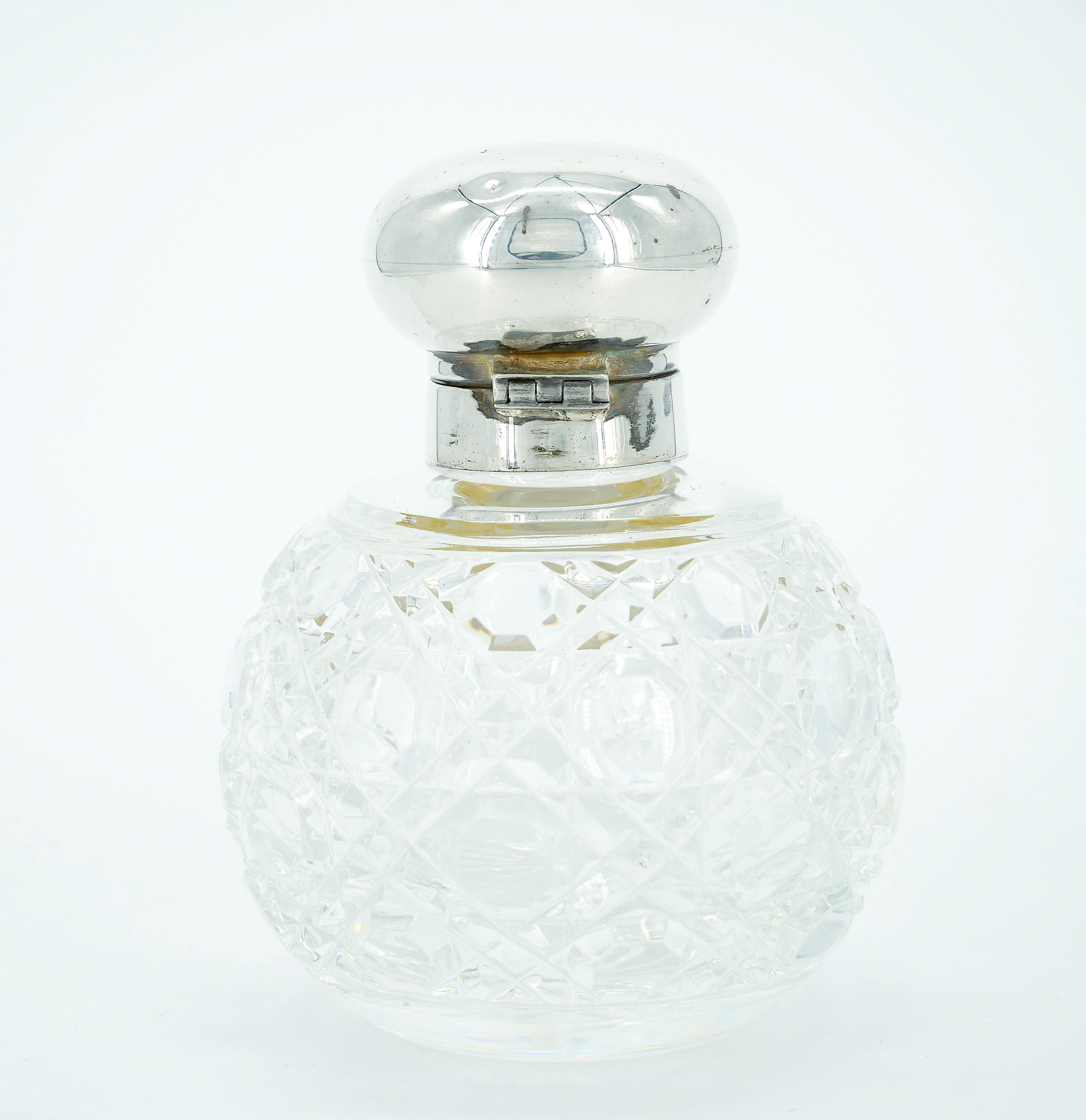 Bouteille à parfum en argent sterling et verre taillé du 19e siècle. en vente 1