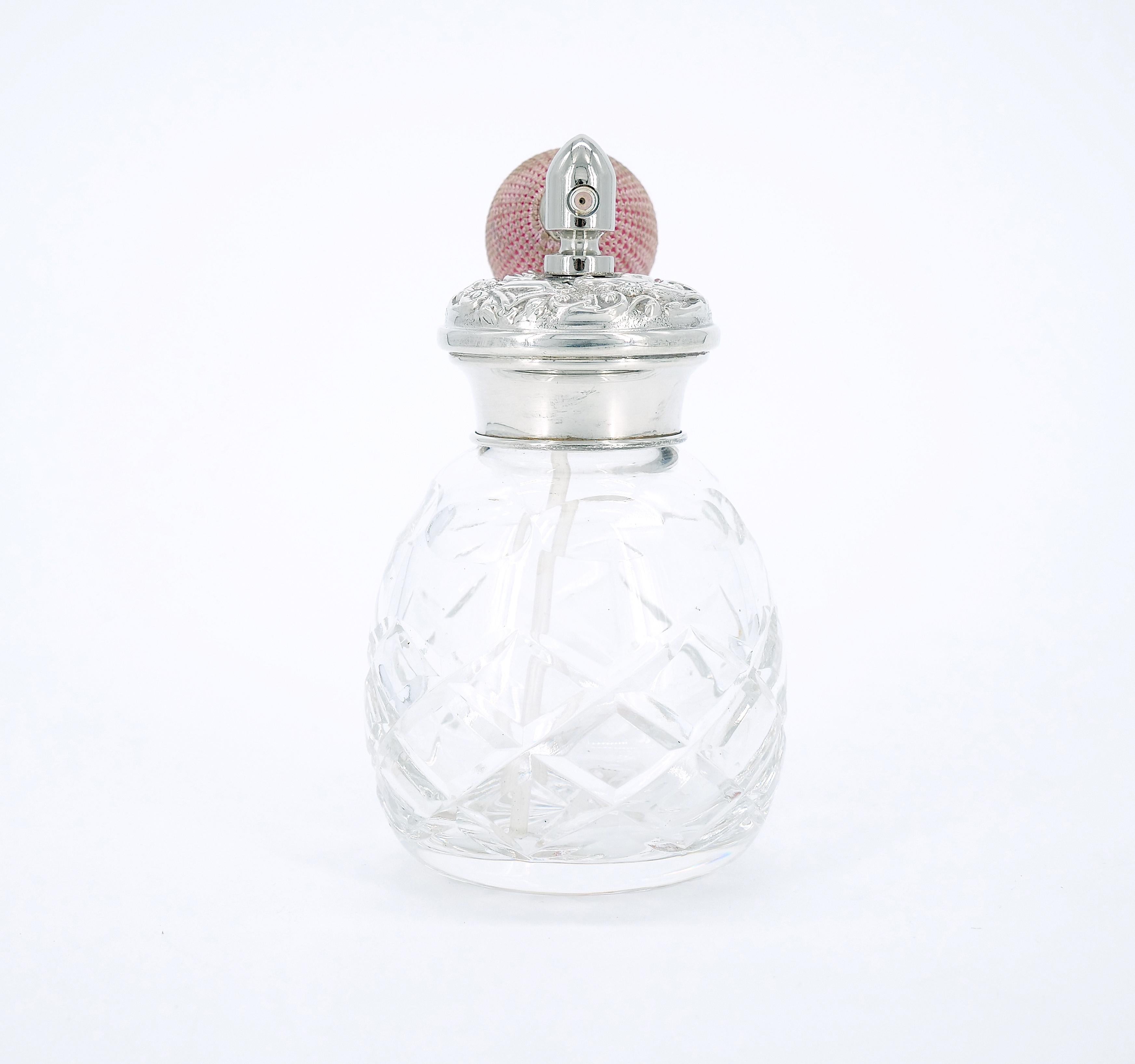 Englische Parfümflasche aus geschliffenem Glas mit Deckel aus Sterlingsilber mit Deckel aus dem 19. Jahrhundert (Edwardian) im Angebot