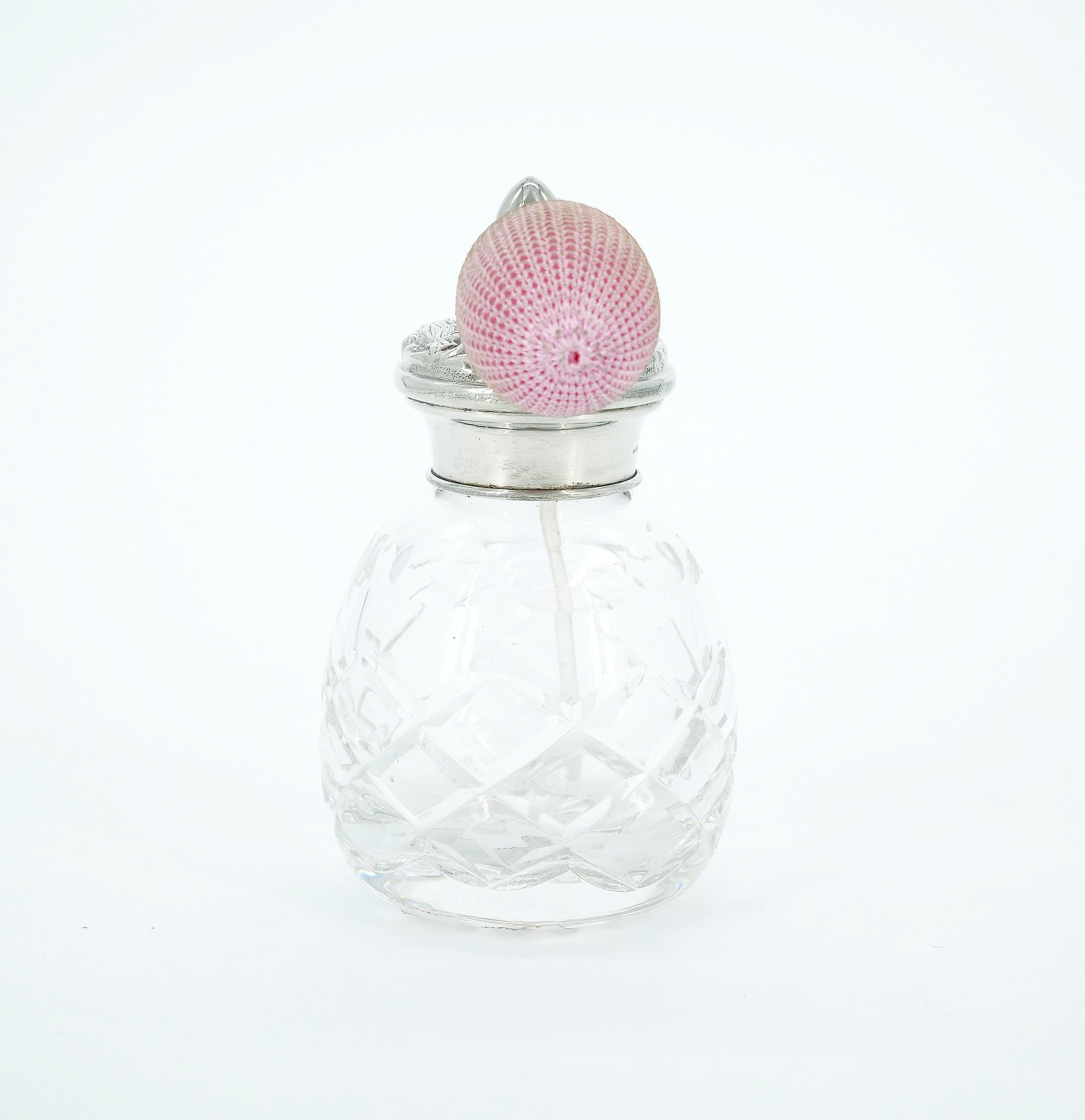 Gravé Bouteille de parfum anglaise du 19ème siècle avec couvercle en argent sterling et verre taillé en vente