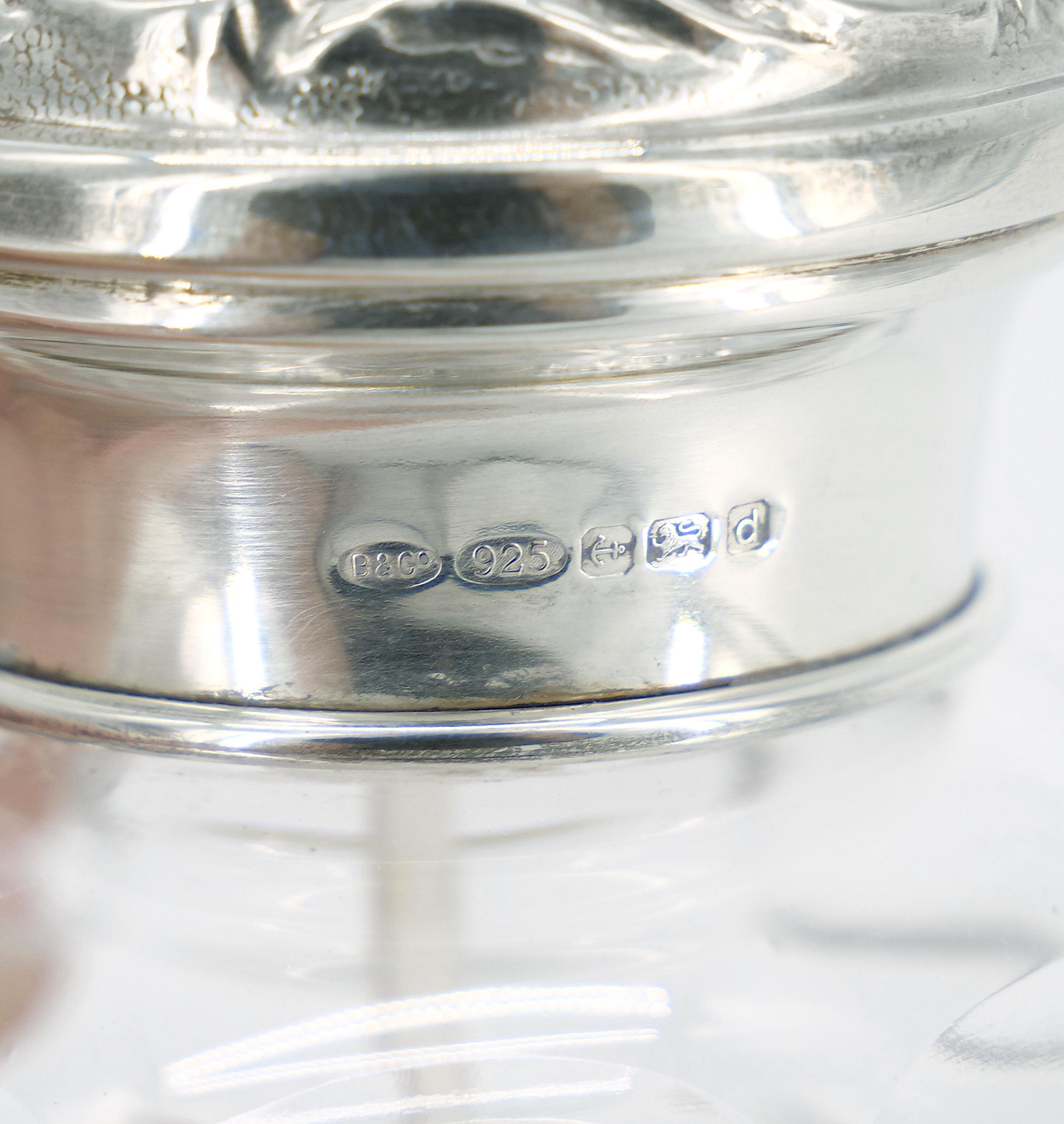 Englische Parfümflasche aus geschliffenem Glas mit Deckel aus Sterlingsilber mit Deckel aus dem 19. Jahrhundert im Angebot 2