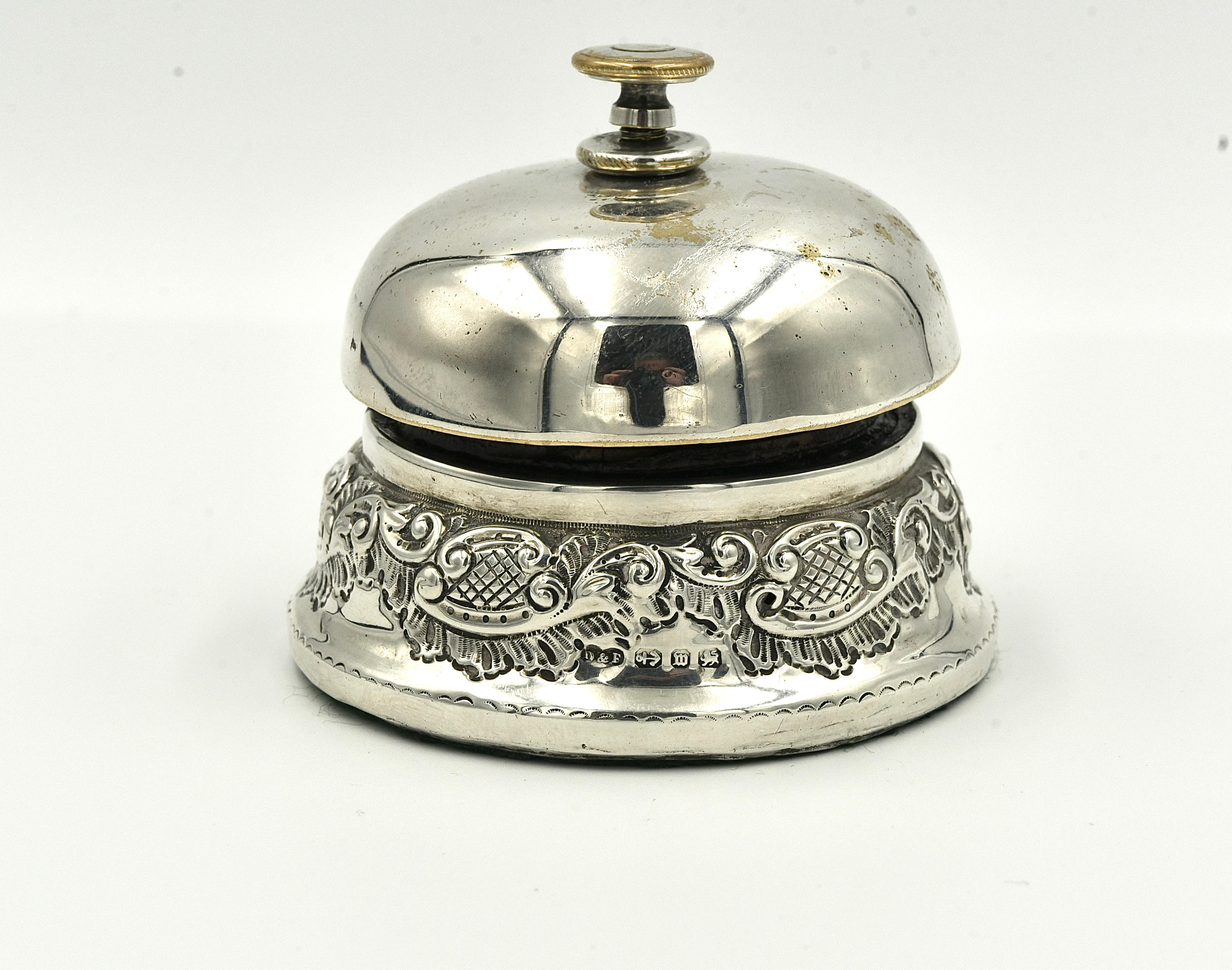 Seltene solide Silber Zähler Empfang Bell Turn Mechanismus gestempelt Birmingham Deakin Fracis 1886.

Massiver Silbersockel, der obere Teil der Glocke ist aus Silberblech  Der obere Drehknopf ist versilbert und weist einige leichte Gebrauchsspuren